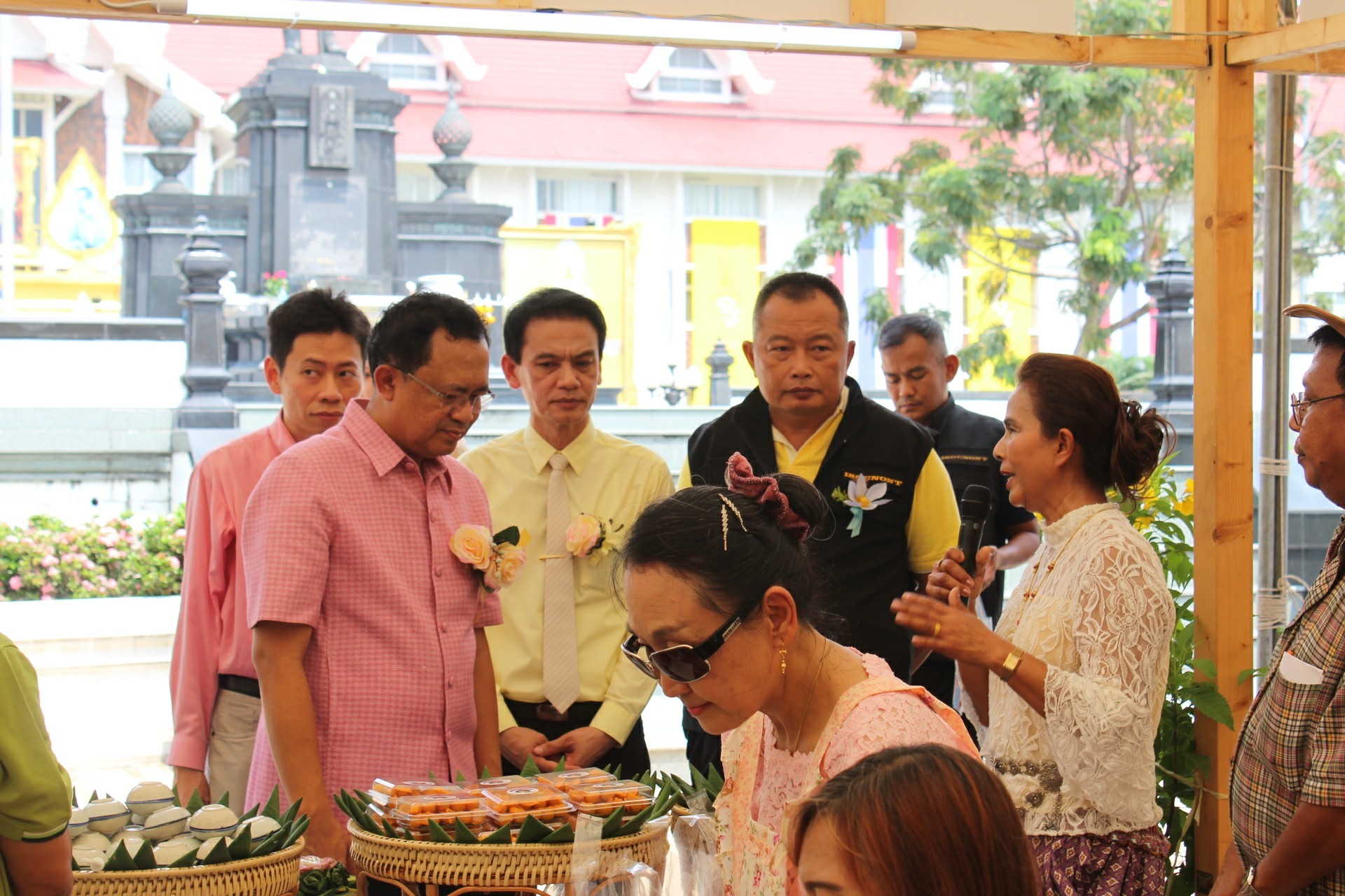 @สพจ.นนทบุรี>วันที่ 16 ตุลาคม 2561 นายชลธี ยังตรง รองผู้ว่าราชการจังหวัดนนทบุรี เป็นประธานในพิธีเปิดงานมหกรรม “วิถีคนนนท์ ชุมชนพอเพียง สู่ความยั่งยืน”