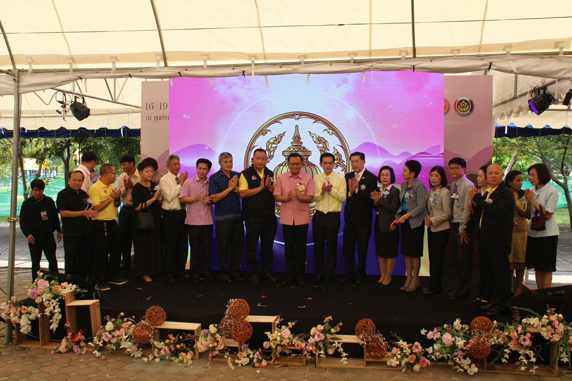 @สพจ.นนทบุรี>วันที่ 16 ตุลาคม 2561 นายชลธี ยังตรง รองผู้ว่าราชการจังหวัดนนทบุรี เป็นประธานในพิธีเปิดงานมหกรรม “วิถีคนนนท์ ชุมชนพอเพียง สู่ความยั่งยืน”