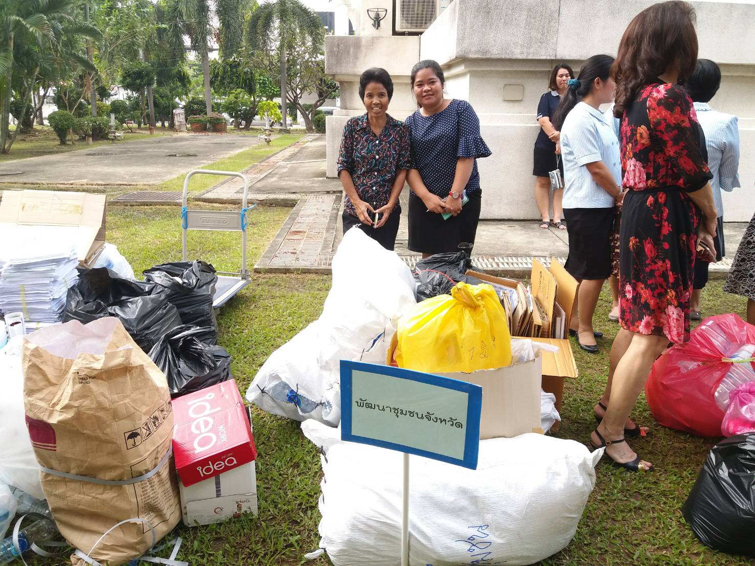 @สพจ.นนทบุรี>วันที่ 9 ตุลาคม 2561 นายภานุ แย้มศรี ผู้ว่าราชการจังหวัดนนทบุรี ตรวจเยี่ยมกิจกรรม “ขยะมีค่า ถ้ารู้แยก” ครั้งที่ 6
