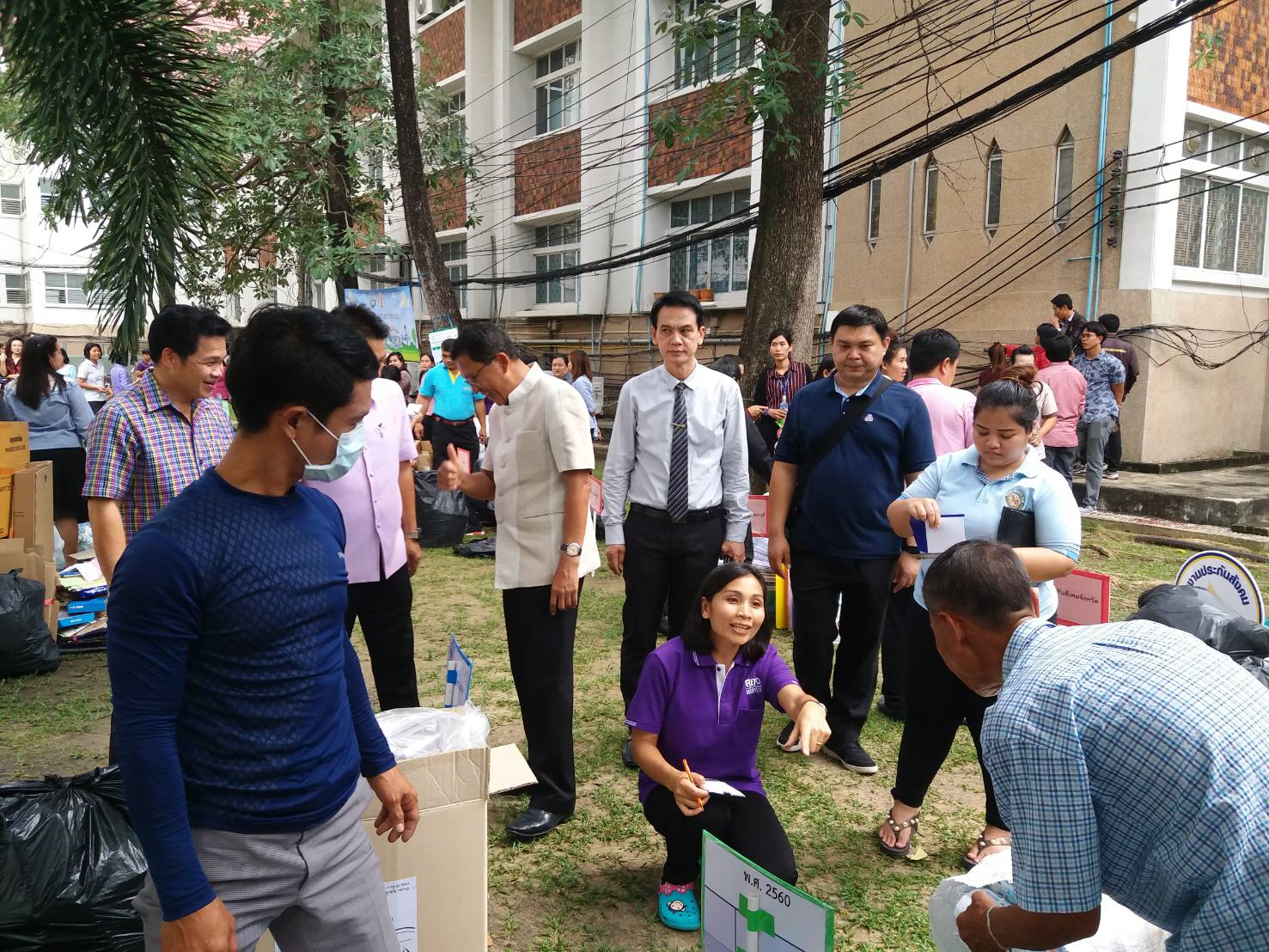 @สพจ.นนทบุรี>วันที่ 9 ตุลาคม 2561 นายภานุ แย้มศรี ผู้ว่าราชการจังหวัดนนทบุรี ตรวจเยี่ยมกิจกรรม “ขยะมีค่า ถ้ารู้แยก” ครั้งที่ 6