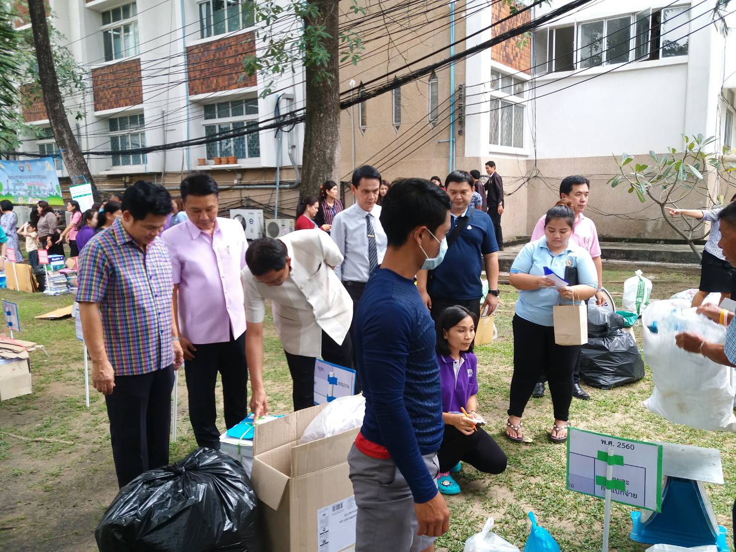 @สพจ.นนทบุรี>วันที่ 9 ตุลาคม 2561 นายภานุ แย้มศรี ผู้ว่าราชการจังหวัดนนทบุรี ตรวจเยี่ยมกิจกรรม “ขยะมีค่า ถ้ารู้แยก” ครั้งที่ 6