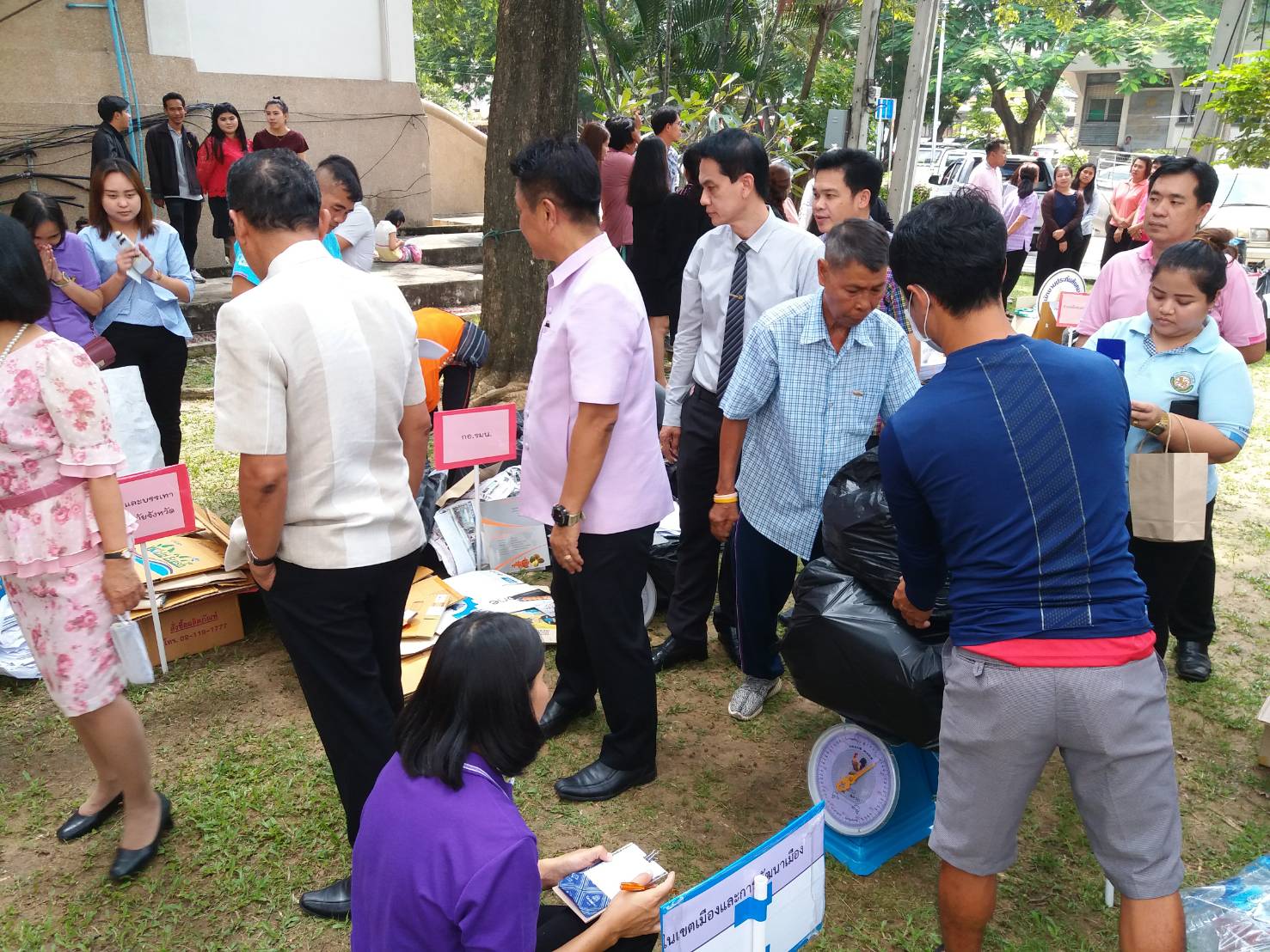 @สพจ.นนทบุรี>วันที่ 9 ตุลาคม 2561 นายภานุ แย้มศรี ผู้ว่าราชการจังหวัดนนทบุรี ตรวจเยี่ยมกิจกรรม “ขยะมีค่า ถ้ารู้แยก” ครั้งที่ 6