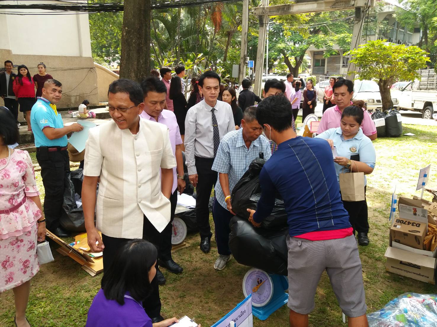 @สพจ.นนทบุรี>วันที่ 9 ตุลาคม 2561 นายภานุ แย้มศรี ผู้ว่าราชการจังหวัดนนทบุรี ตรวจเยี่ยมกิจกรรม “ขยะมีค่า ถ้ารู้แยก” ครั้งที่ 6