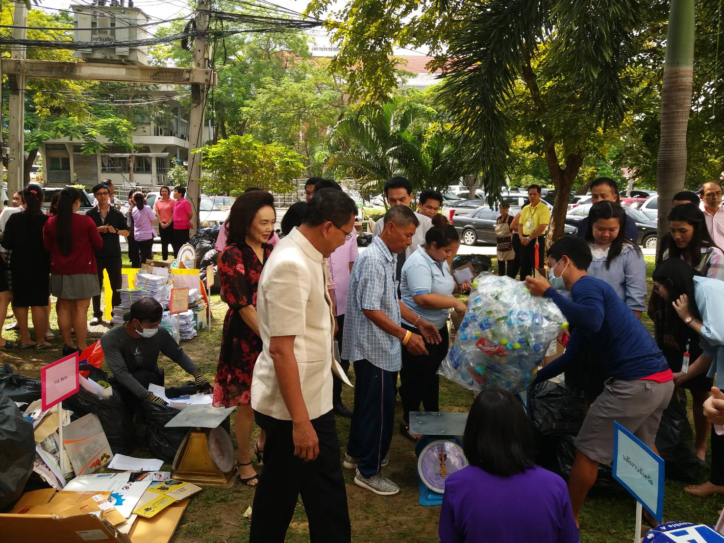 @สพจ.นนทบุรี>วันที่ 9 ตุลาคม 2561 นายภานุ แย้มศรี ผู้ว่าราชการจังหวัดนนทบุรี ตรวจเยี่ยมกิจกรรม “ขยะมีค่า ถ้ารู้แยก” ครั้งที่ 6