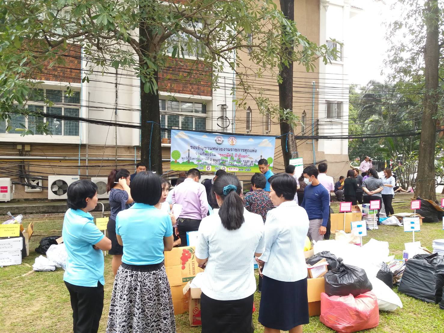 @สพจ.นนทบุรี>วันที่ 9 ตุลาคม 2561 นายภานุ แย้มศรี ผู้ว่าราชการจังหวัดนนทบุรี ตรวจเยี่ยมกิจกรรม “ขยะมีค่า ถ้ารู้แยก” ครั้งที่ 6