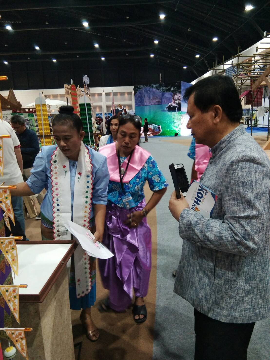 @สพจ.นนทบุรี>วันที่ 5 ตุลาคม 2561 นายนิสิต จันทร์สมวงศ์ อธิบดีกรมการพัฒนาชุมชน เป็นประธานในพิธีเปิดงานแสดง จำหน่ายผลิตภัณฑ์และบริการหมู่บ้าน OTOP เพื่อการท่องเที่ยว