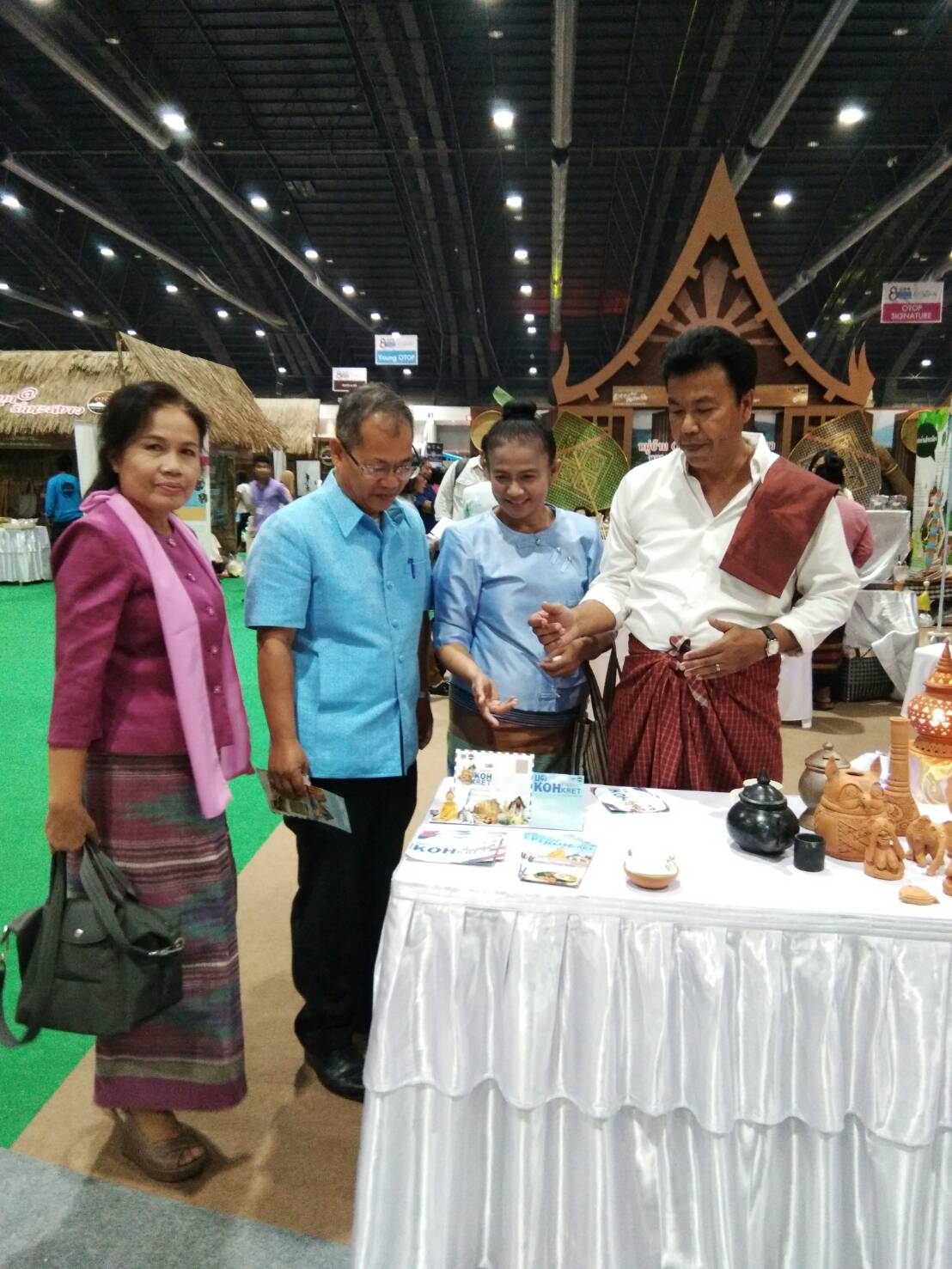 @สพจ.นนทบุรี>วันที่ 5 ตุลาคม 2561 นายนิสิต จันทร์สมวงศ์ อธิบดีกรมการพัฒนาชุมชน เป็นประธานในพิธีเปิดงานแสดง จำหน่ายผลิตภัณฑ์และบริการหมู่บ้าน OTOP เพื่อการท่องเที่ยว