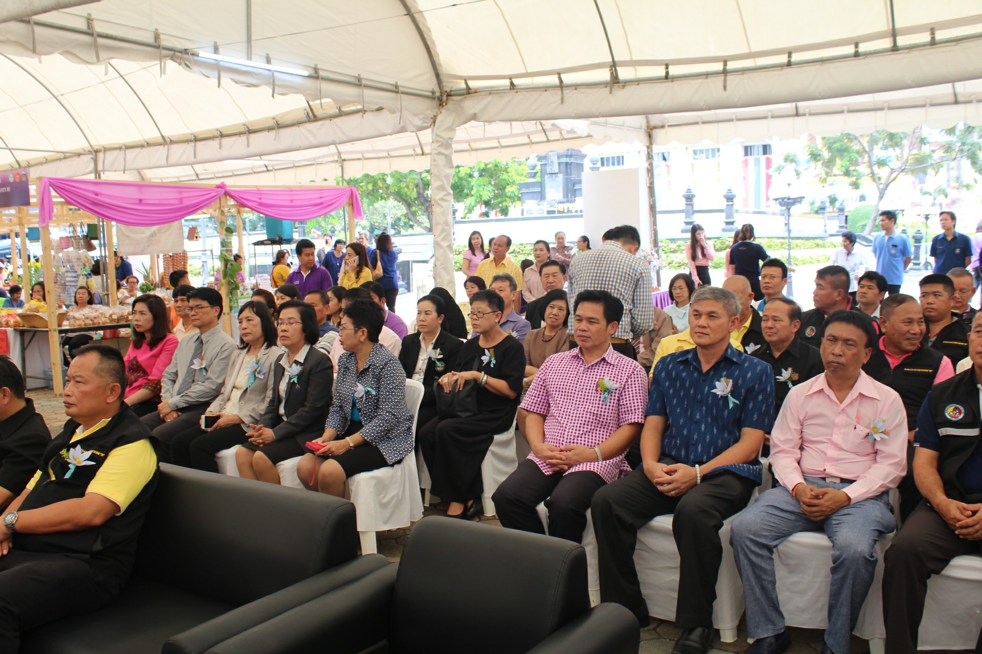 @สพจ.นนทบุรี>วันที่ 16 ตุลาคม 2561 นายชลธี ยังตรง รองผู้ว่าราชการจังหวัดนนทบุรี เป็นประธานในพิธีเปิดงานมหกรรม “วิถีคนนนท์ ชุมชนพอเพียง สู่ความยั่งยืน”