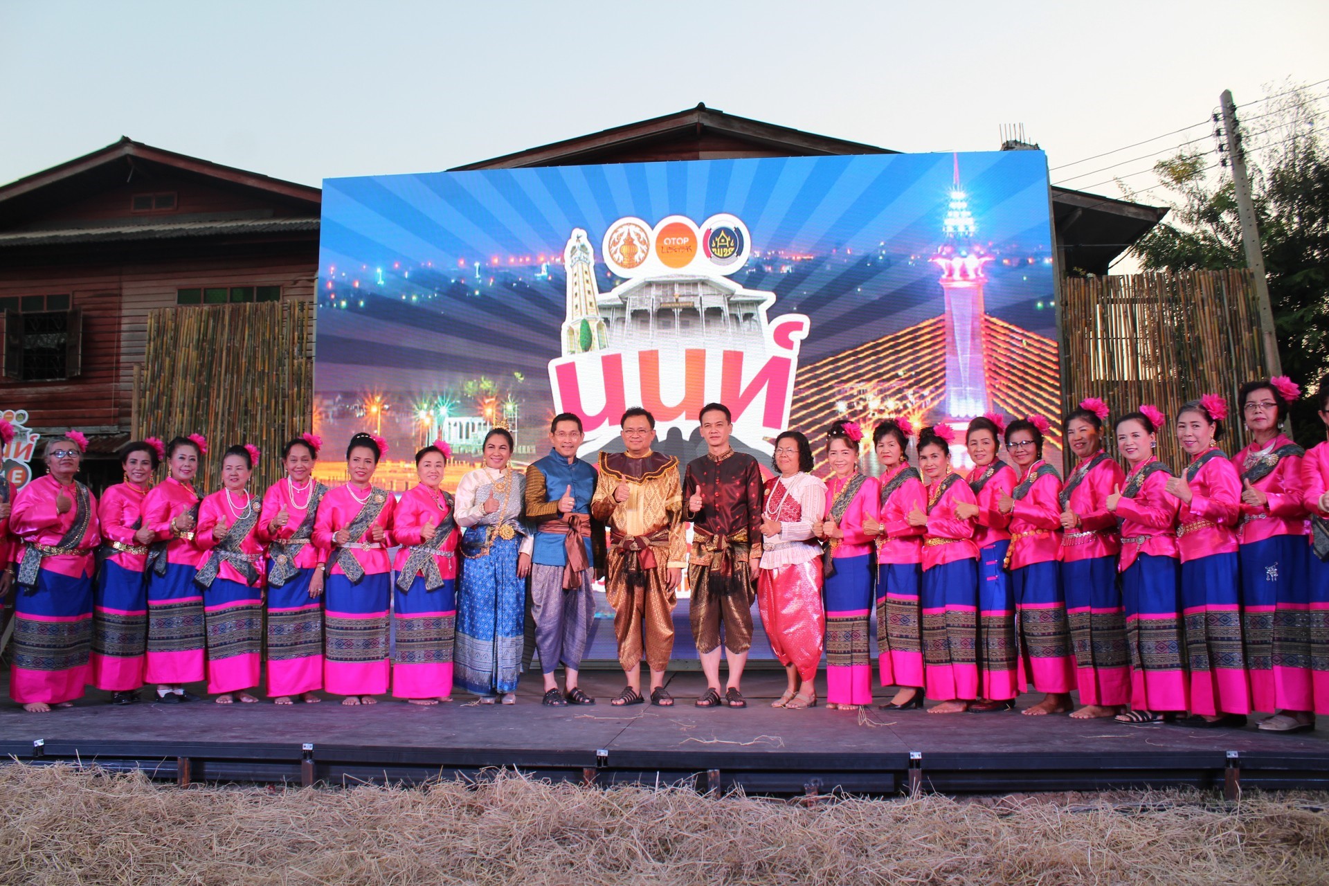 @สพจ.นนทบุรี>วันที่ 1 พฤศจิกายน 2561 นายชลธี ยังตรง รองผู้ว่าราชการจังหวัดนนทบุรี เป็นประธานใน พิธีเปิดงาน ”ไทยนิยม ยั่งยืน” โครงการชุมชนท่องเที่ยว OTOP นวัตวิถี อำเภอบางใหญ่