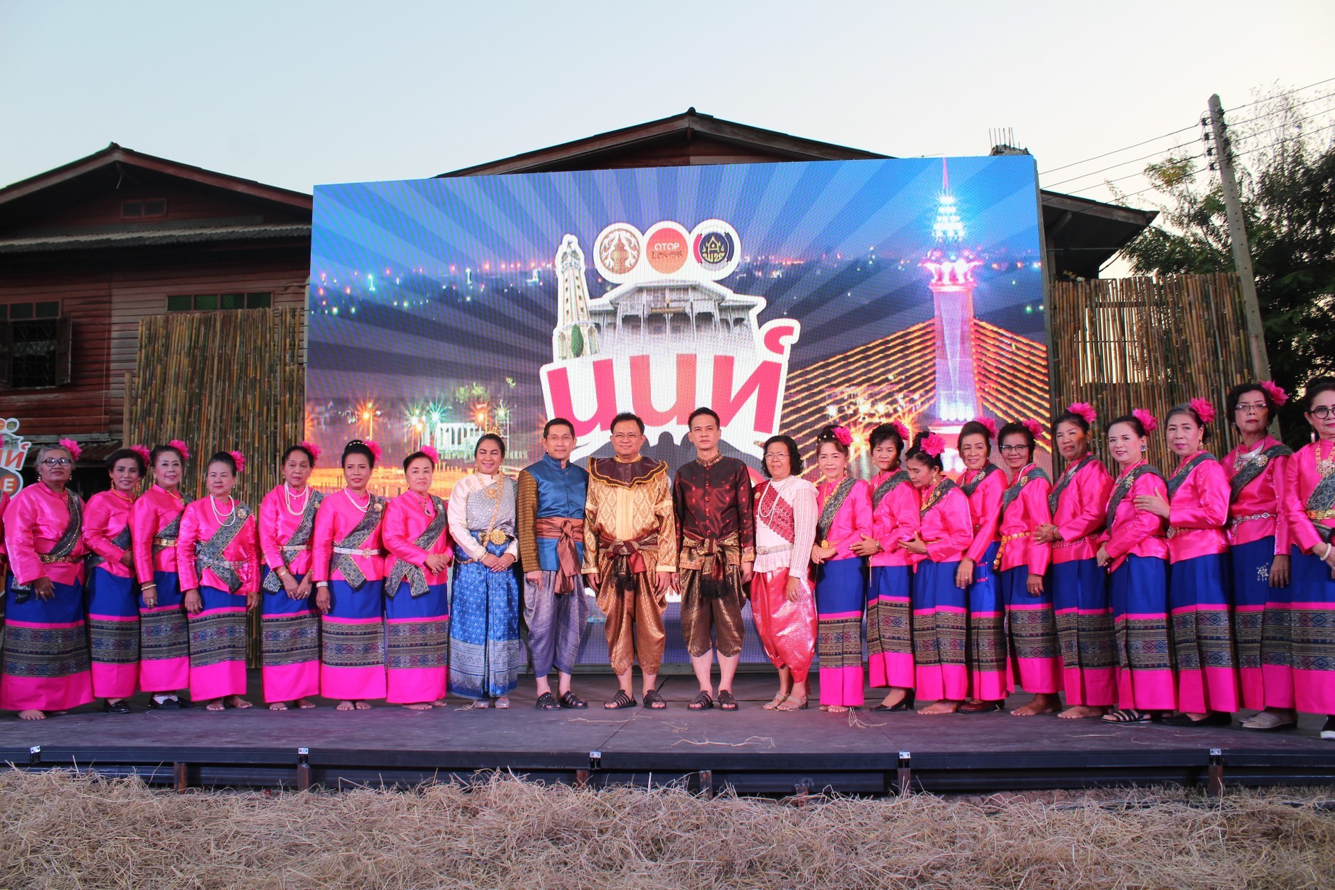 @สพจ.นนทบุรี>วันที่ 1 พฤศจิกายน 2561 นายชลธี ยังตรง รองผู้ว่าราชการจังหวัดนนทบุรี เป็นประธานใน พิธีเปิดงาน ”ไทยนิยม ยั่งยืน” โครงการชุมชนท่องเที่ยว OTOP นวัตวิถี อำเภอบางใหญ่