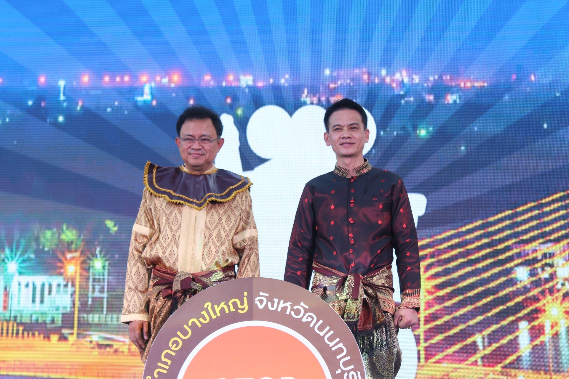 @สพจ.นนทบุรี>วันที่ 1 พฤศจิกายน 2561 นายชลธี ยังตรง รองผู้ว่าราชการจังหวัดนนทบุรี เป็นประธานใน พิธีเปิดงาน ”ไทยนิยม ยั่งยืน” โครงการชุมชนท่องเที่ยว OTOP นวัตวิถี อำเภอบางใหญ่