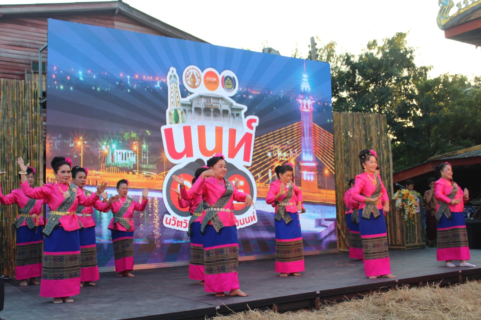 @สพจ.นนทบุรี>วันที่ 1 พฤศจิกายน 2561 นายชลธี ยังตรง รองผู้ว่าราชการจังหวัดนนทบุรี เป็นประธานใน พิธีเปิดงาน ”ไทยนิยม ยั่งยืน” โครงการชุมชนท่องเที่ยว OTOP นวัตวิถี อำเภอบางใหญ่