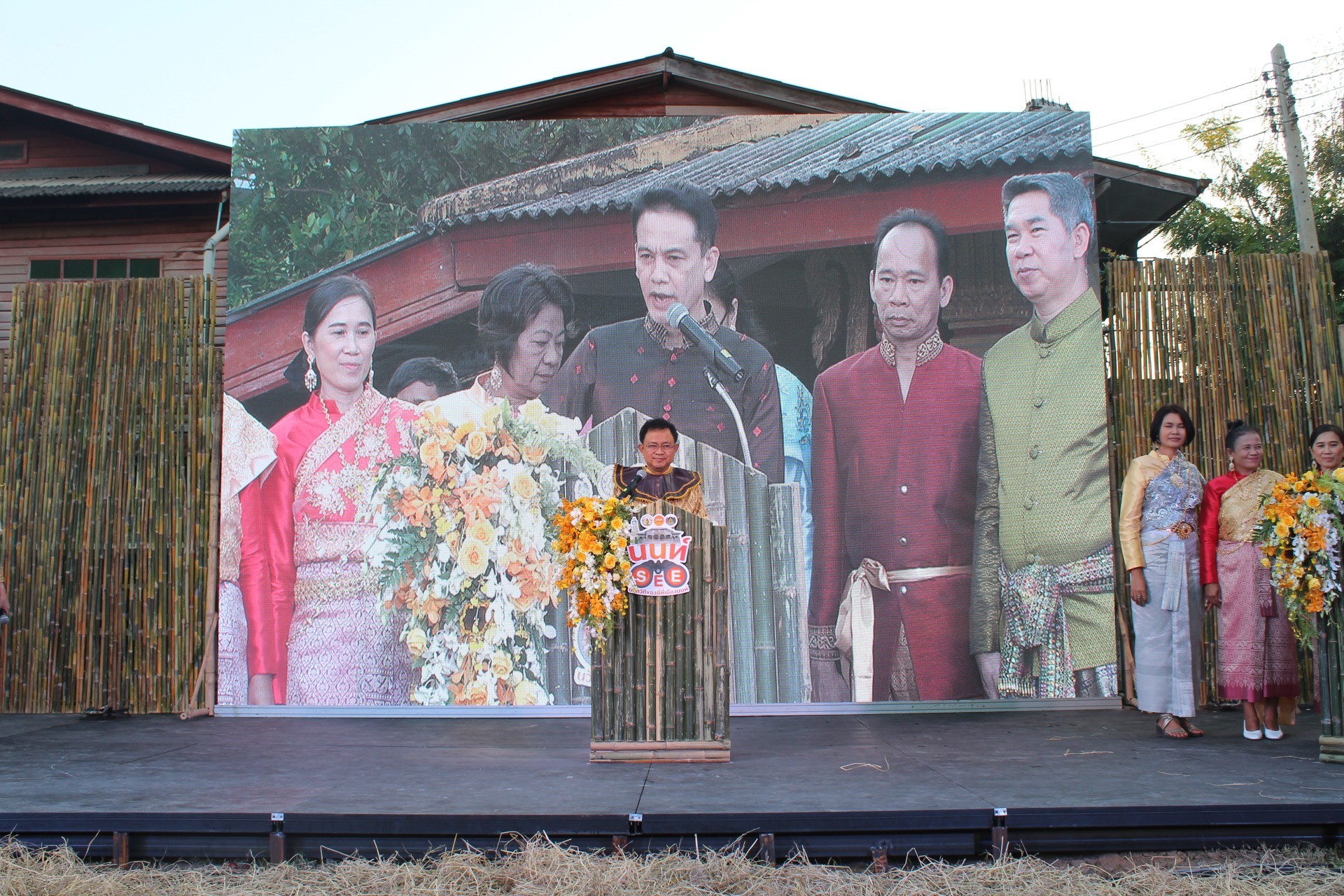 @สพจ.นนทบุรี>วันที่ 1 พฤศจิกายน 2561 นายชลธี ยังตรง รองผู้ว่าราชการจังหวัดนนทบุรี เป็นประธานใน พิธีเปิดงาน ”ไทยนิยม ยั่งยืน” โครงการชุมชนท่องเที่ยว OTOP นวัตวิถี อำเภอบางใหญ่