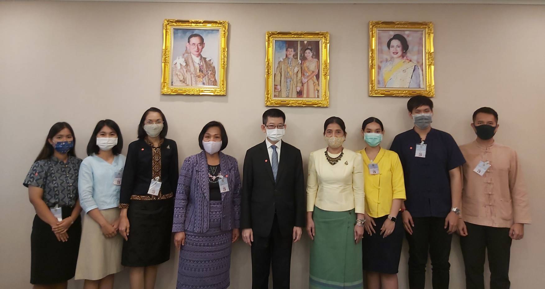 นายกอบศักดิ์ ภูตระกูล รองเลขาธิการนายกรัฐมนตรีฝ่ายการเมือง เป็นประธานการประชุมหารือแนวทางสนับสนุนผู้ประกอบการ SMEs ในการขายสินค้า และผลิตภัณฑ์ชุมชนผ่านช่องทางออนไลน์