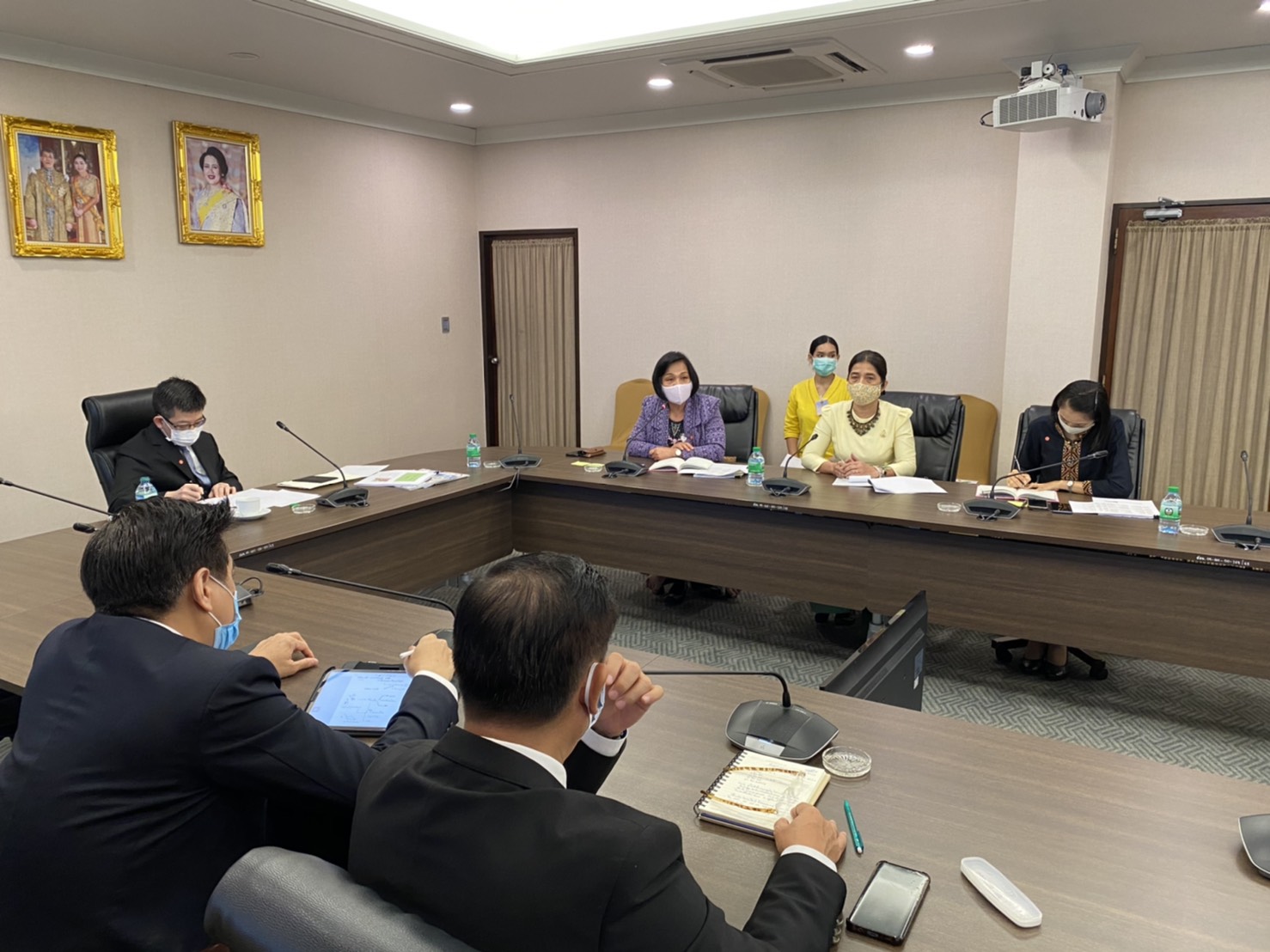 นายกอบศักดิ์ ภูตระกูล รองเลขาธิการนายกรัฐมนตรีฝ่ายการเมือง เป็นประธานการประชุมหารือแนวทางสนับสนุนผู้ประกอบการ SMEs ในการขายสินค้า และผลิตภัณฑ์ชุมชนผ่านช่องทางออนไลน์