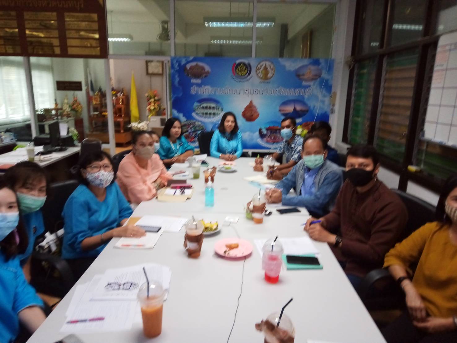 พจ.นนทบุรี พร้อมผอ.กลุ่มงานสารสนเทศ พัฒนาการอำเภอและเจ้าหน้าที่พํฒนาชุมชน รับฟัง Video conference โครงการจัดเก็บข้อมูล จปฐ. ด้วยเครื่องมืออิเลคทรอนิกส์ ปี 2563