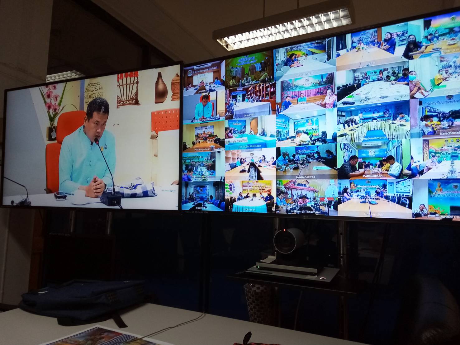 พจ.นนทบุรี พร้อมผอ.กลุ่มงานสารสนเทศ พัฒนาการอำเภอและเจ้าหน้าที่พํฒนาชุมชน รับฟัง Video conference โครงการจัดเก็บข้อมูล จปฐ. ด้วยเครื่องมืออิเลคทรอนิกส์ ปี 2563