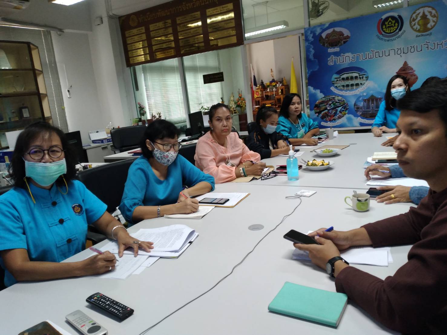 พจ.นนทบุรี พร้อมผอ.กลุ่มงานสารสนเทศ พัฒนาการอำเภอและเจ้าหน้าที่พํฒนาชุมชน รับฟัง Video conference โครงการจัดเก็บข้อมูล จปฐ. ด้วยเครื่องมืออิเลคทรอนิกส์ ปี 2563