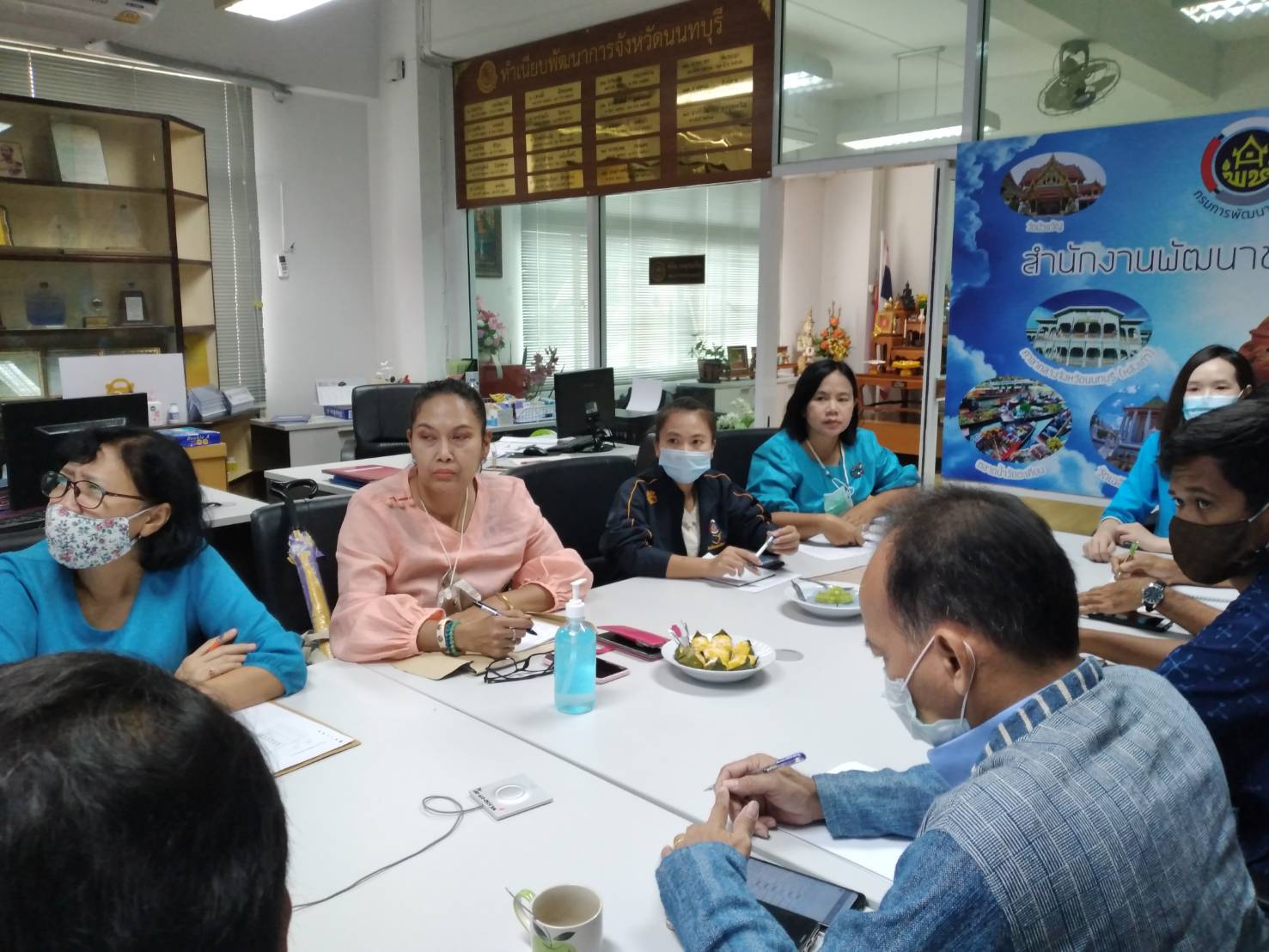 พจ.นนทบุรี พร้อมผอ.กลุ่มงานสารสนเทศ พัฒนาการอำเภอและเจ้าหน้าที่พํฒนาชุมชน รับฟัง Video conference โครงการจัดเก็บข้อมูล จปฐ. ด้วยเครื่องมืออิเลคทรอนิกส์ ปี 2563