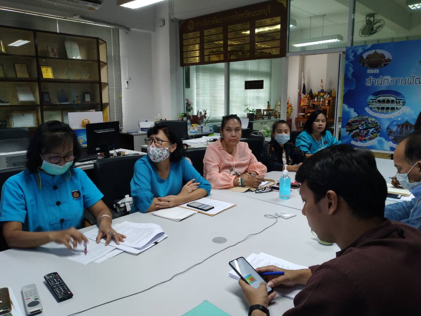 พจ.นนทบุรี พร้อมผอ.กลุ่มงานสารสนเทศ พัฒนาการอำเภอและเจ้าหน้าที่พํฒนาชุมชน รับฟัง Video conference โครงการจัดเก็บข้อมูล จปฐ. ด้วยเครื่องมืออิเลคทรอนิกส์ ปี 2563