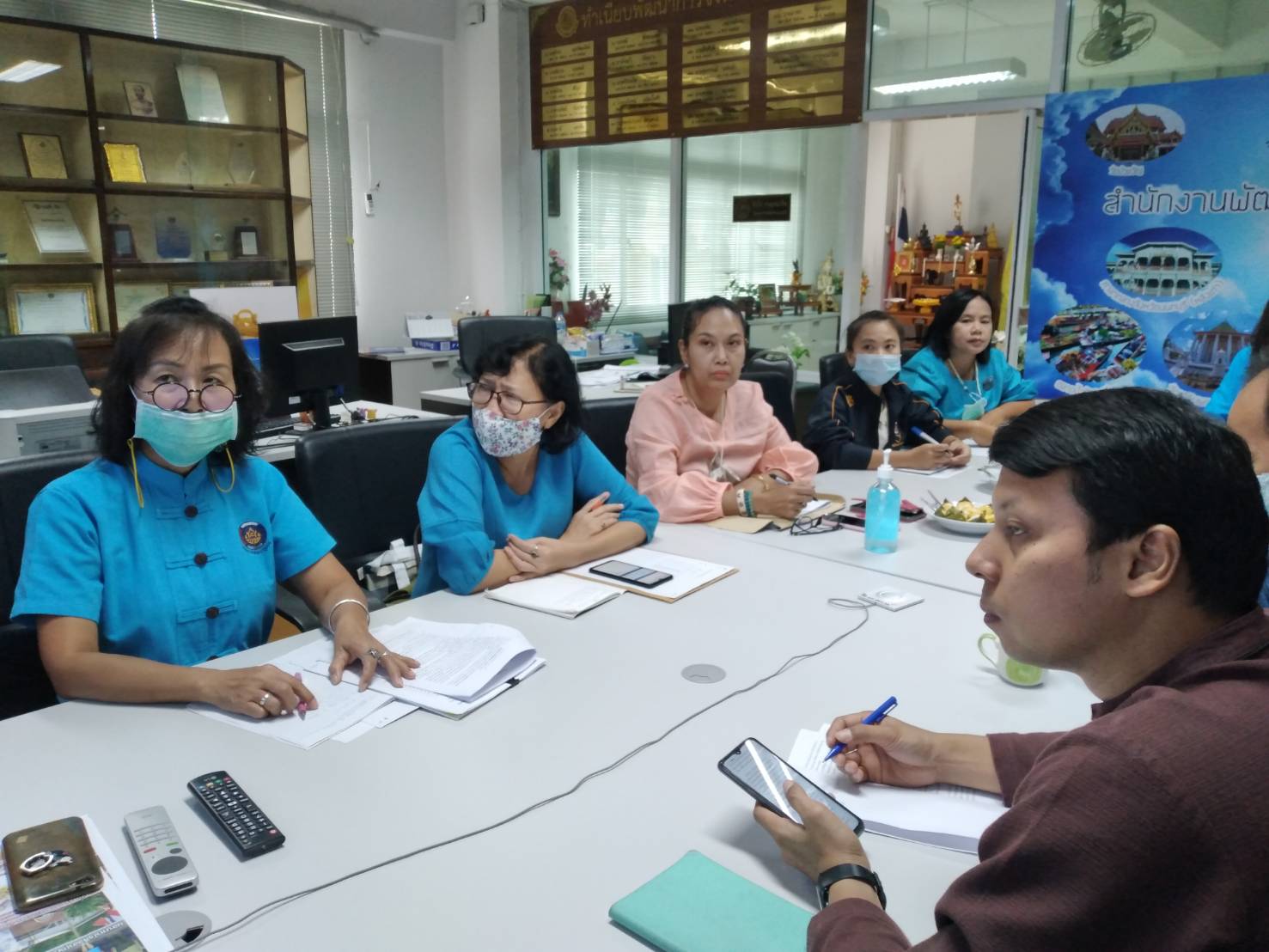 พจ.นนทบุรี พร้อมผอ.กลุ่มงานสารสนเทศ พัฒนาการอำเภอและเจ้าหน้าที่พํฒนาชุมชน รับฟัง Video conference โครงการจัดเก็บข้อมูล จปฐ. ด้วยเครื่องมืออิเลคทรอนิกส์ ปี 2563