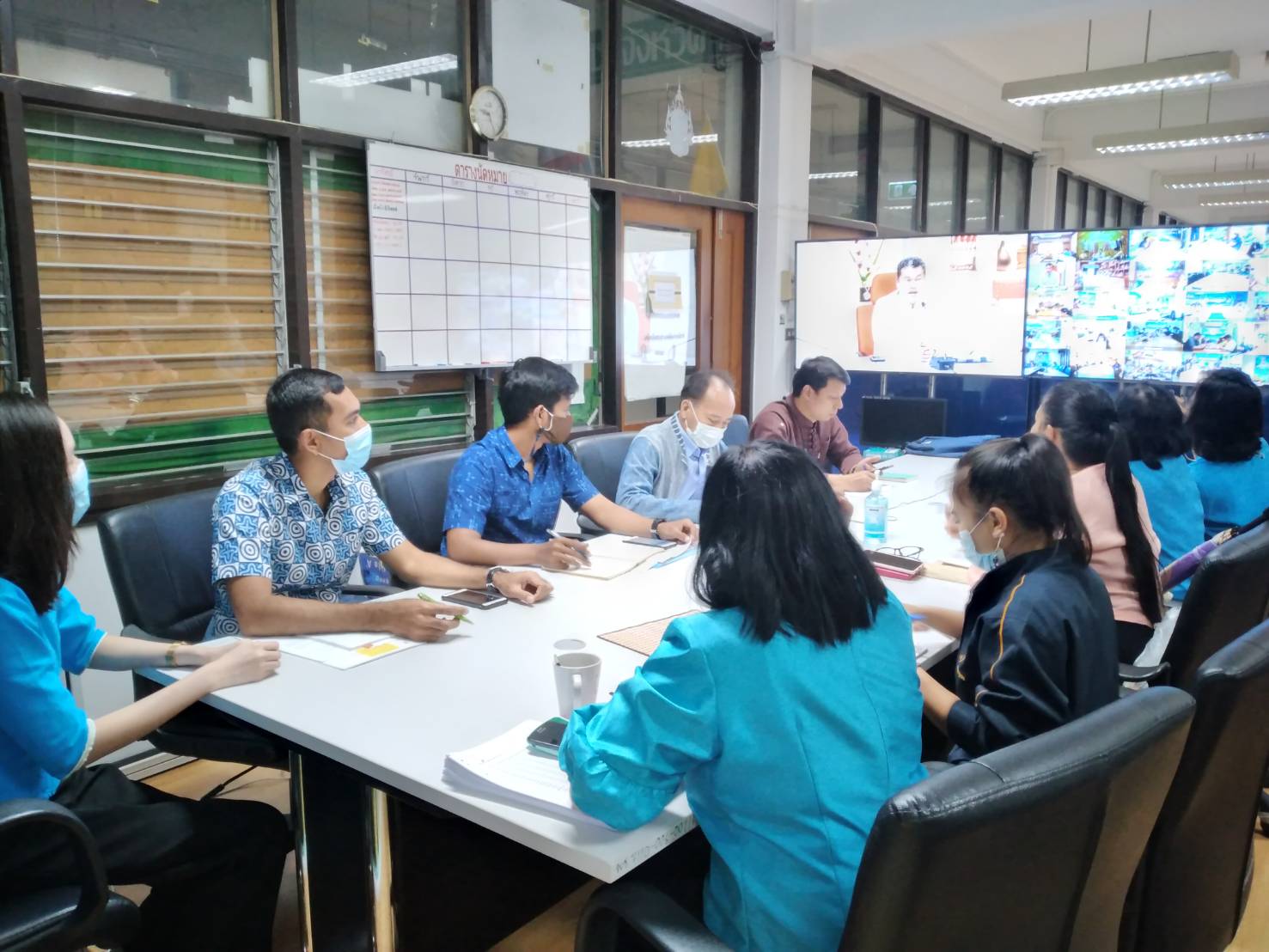 พจ.นนทบุรี พร้อมผอ.กลุ่มงานสารสนเทศ พัฒนาการอำเภอและเจ้าหน้าที่พํฒนาชุมชน รับฟัง Video conference โครงการจัดเก็บข้อมูล จปฐ. ด้วยเครื่องมืออิเลคทรอนิกส์ ปี 2563