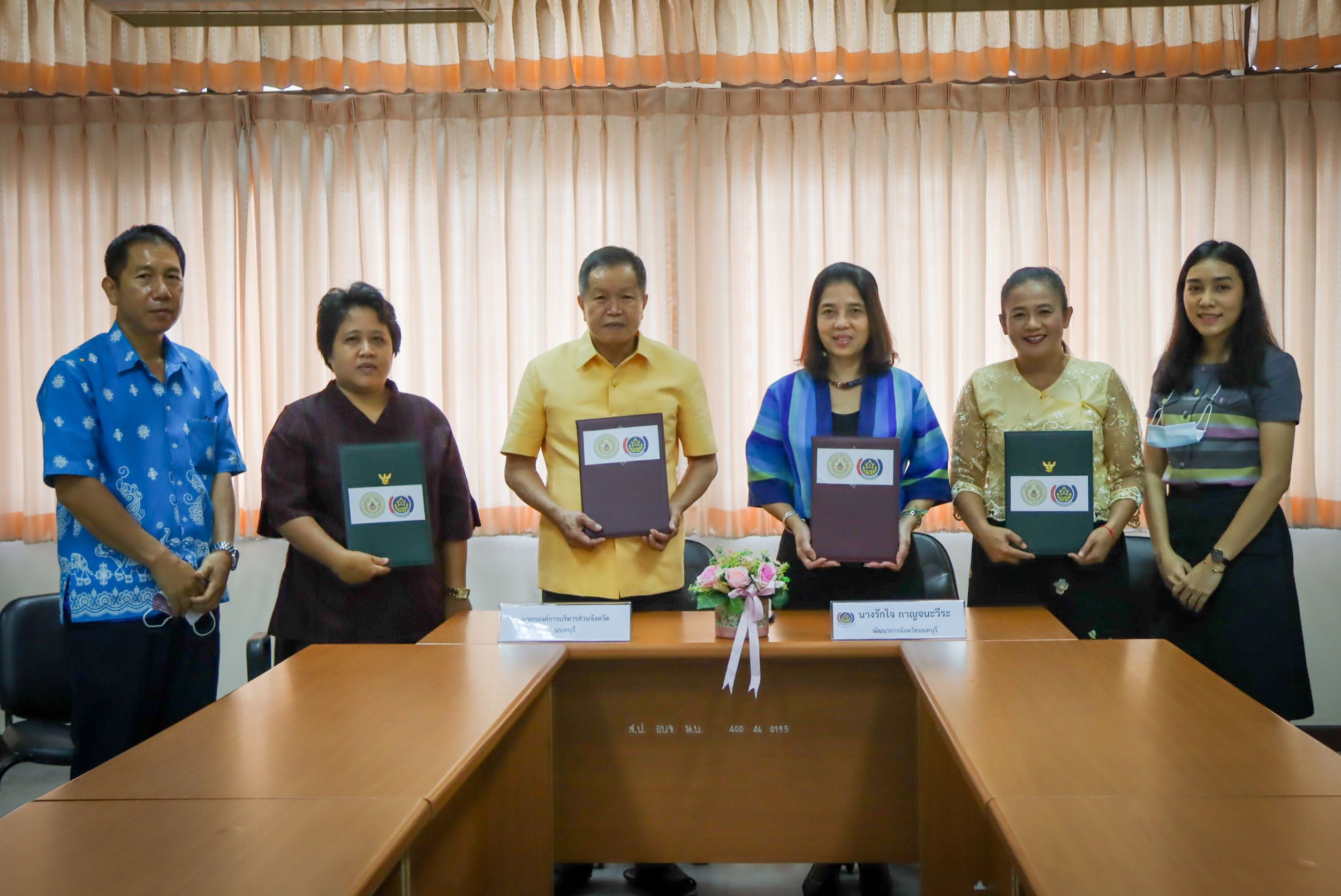 พช.นนทบุรี ร่วมเซ็น MOU กับอบจ. จัดงานตลาดนัดสินค้า OTOP  หวังผลักดันสินค้าOTOP ช่วยพลิกฟื้นและกระตุ้นเศรษฐกิจ