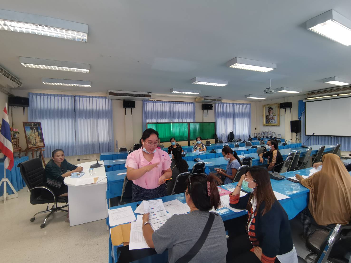 พช.นนทบุรี ทีมงานพัฒนาชุมชนเร่งรัดปรับโครงสร้างหนี้กองทุนพัฒนาบทบาทสตรีพื้นที่อำเภอไทรน้อย