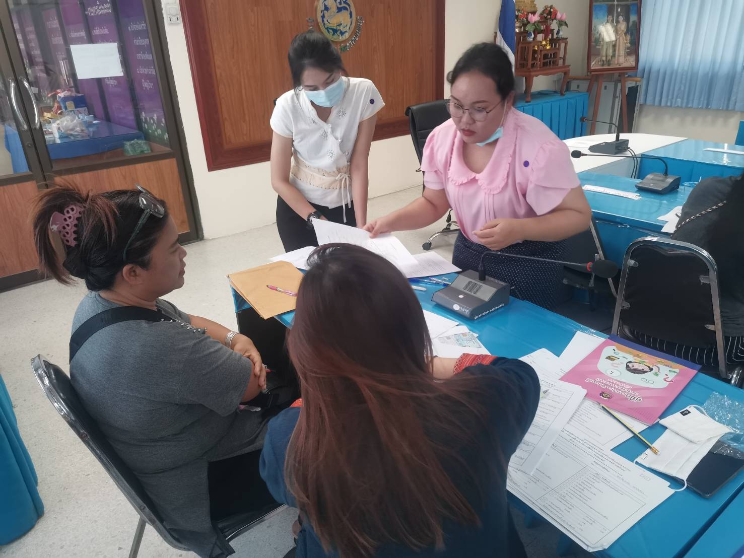 พช.นนทบุรี ทีมงานพัฒนาชุมชนเร่งรัดปรับโครงสร้างหนี้กองทุนพัฒนาบทบาทสตรีพื้นที่อำเภอไทรน้อย