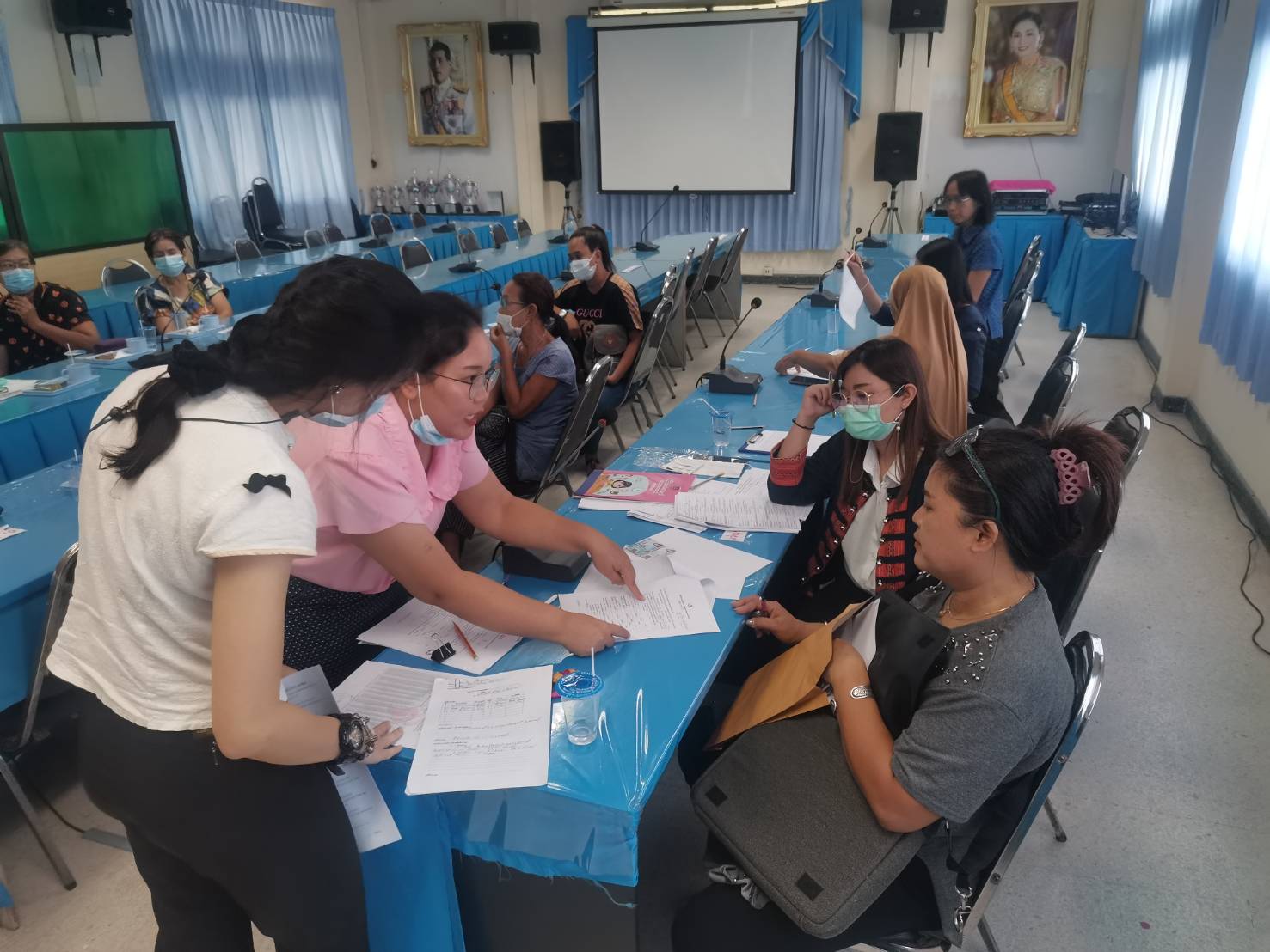 พช.นนทบุรี ทีมงานพัฒนาชุมชนเร่งรัดปรับโครงสร้างหนี้กองทุนพัฒนาบทบาทสตรีพื้นที่อำเภอไทรน้อย