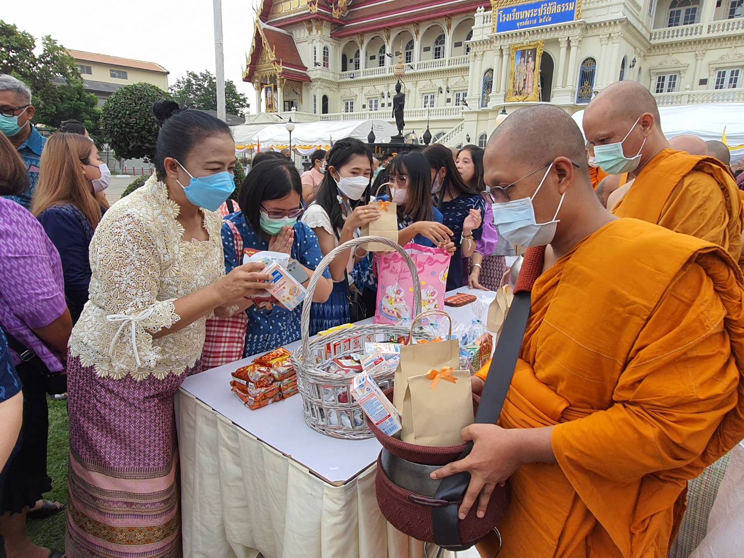 พช.นนทบุรี ร่วมประกอบพิธีทำบุญตักบาตรเฉลิมพระเกียรติ และพิธีเจริญพระพุทธมนต์ถวายพระกุศลแด่ สมเด็จพระเจ้าลูกเธอ เจ้าฟ้าสิริวัณณวรี นารีรัตนราชกัญญา เนื่องในโอกาสวันคล้ายวันประสูติ 8 มกราคม 2566 พร้อมร่วมจัดแสดงนิทรรศการ ผ้าลายขอพระราชทาน “ผ้าลายขอเจ้าฟ้าสิริวัณณวรีฯ”