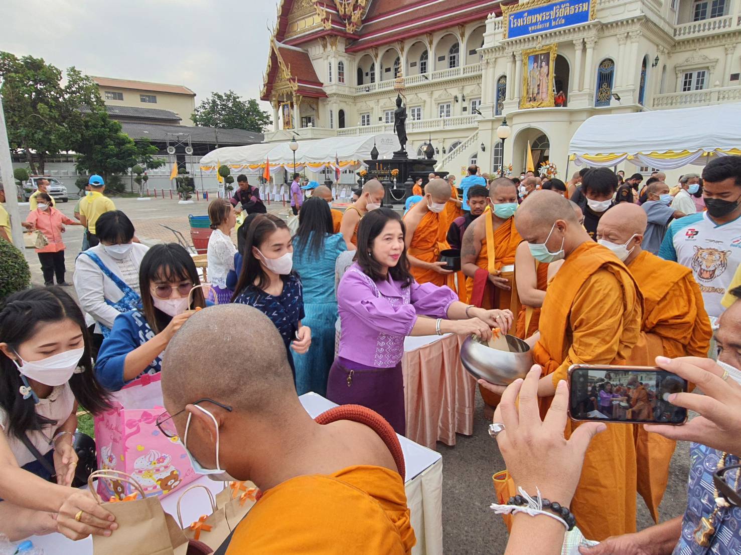 พช.นนทบุรี ร่วมประกอบพิธีทำบุญตักบาตรเฉลิมพระเกียรติ และพิธีเจริญพระพุทธมนต์ถวายพระกุศลแด่ สมเด็จพระเจ้าลูกเธอ เจ้าฟ้าสิริวัณณวรี นารีรัตนราชกัญญา เนื่องในโอกาสวันคล้ายวันประสูติ 8 มกราคม 2566 พร้อมร่วมจัดแสดงนิทรรศการ ผ้าลายขอพระราชทาน “ผ้าลายขอเจ้าฟ้าสิริวัณณวรีฯ”