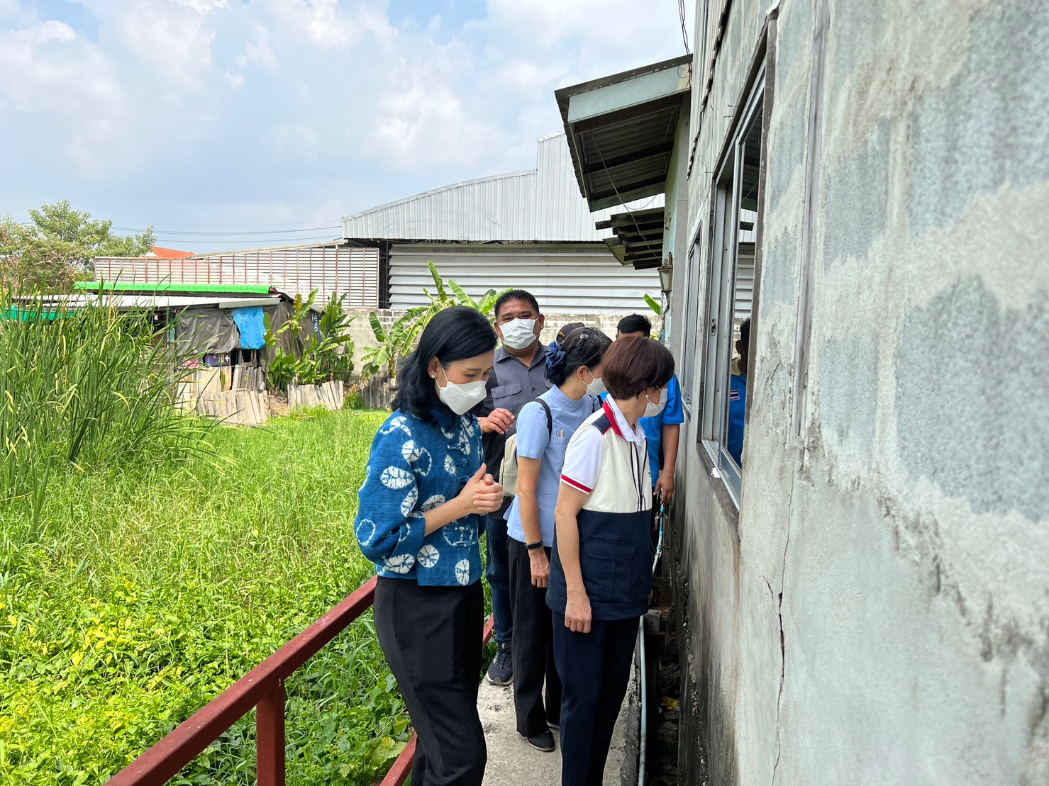 จังหวัดนนทบุรี ปูพรมลงพื้นที่ติดตามครัวเรือนตามการดำเนินงานขจัดความยากจนและพัฒนาคนทุกช่วงวัยอย่างยั่งยืนตามหลักปรัชญาของเศรษฐกิจพอเพียง พื้นที่อำเภอบางกรวย