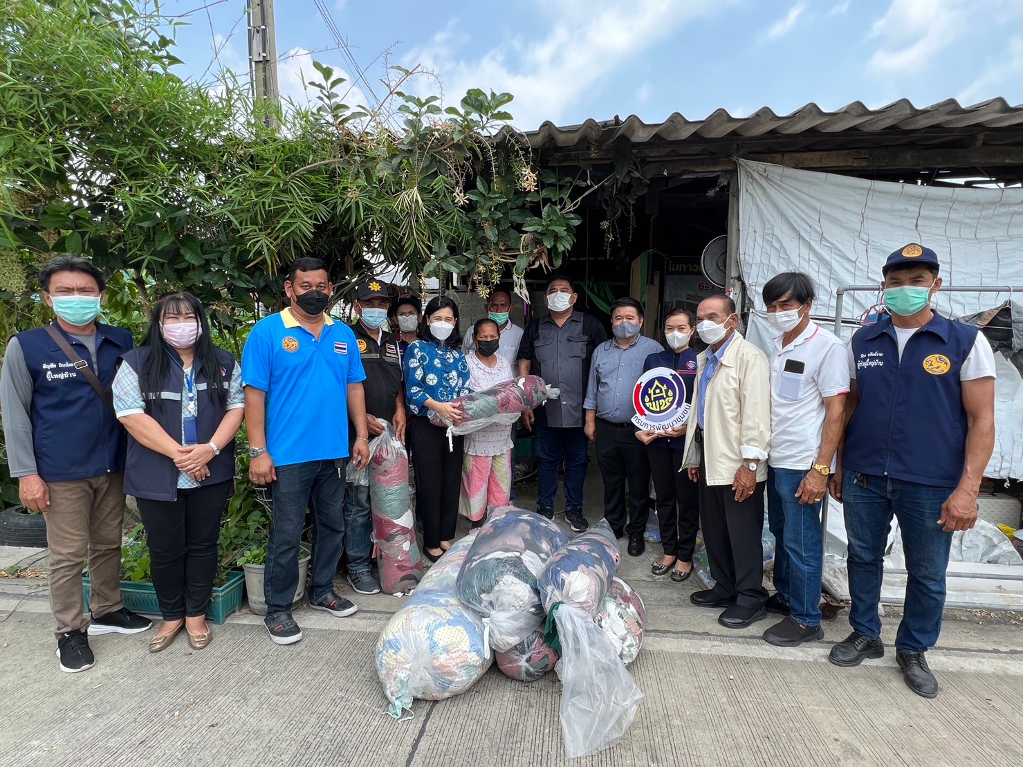 จังหวัดนนทบุรี ปูพรมลงพื้นที่ติดตามครัวเรือนตามการดำเนินงานขจัดความยากจนและพัฒนาคนทุกช่วงวัยอย่างยั่งยืนตามหลักปรัชญาของเศรษฐกิจพอเพียง พื้นที่อำเภอบางกรวย