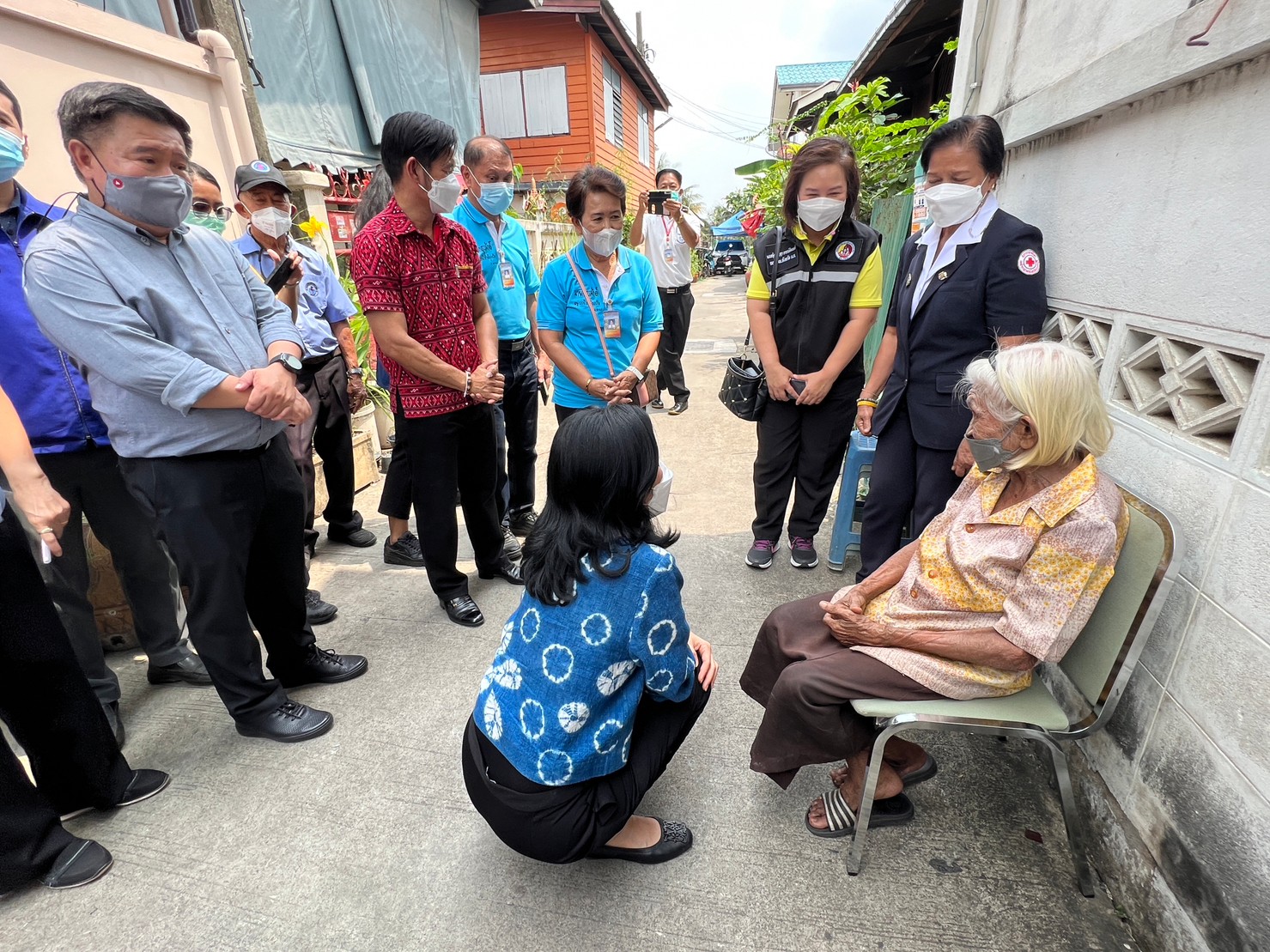 จังหวัดนนทบุรี ปูพรมลงพื้นที่ติดตามครัวเรือนตามการดำเนินงานขจัดความยากจนและพัฒนาคนทุกช่วงวัยอย่างยั่งยืนตามหลักปรัชญาของเศรษฐกิจพอเพียง พื้นที่อำเภอบางกรวย