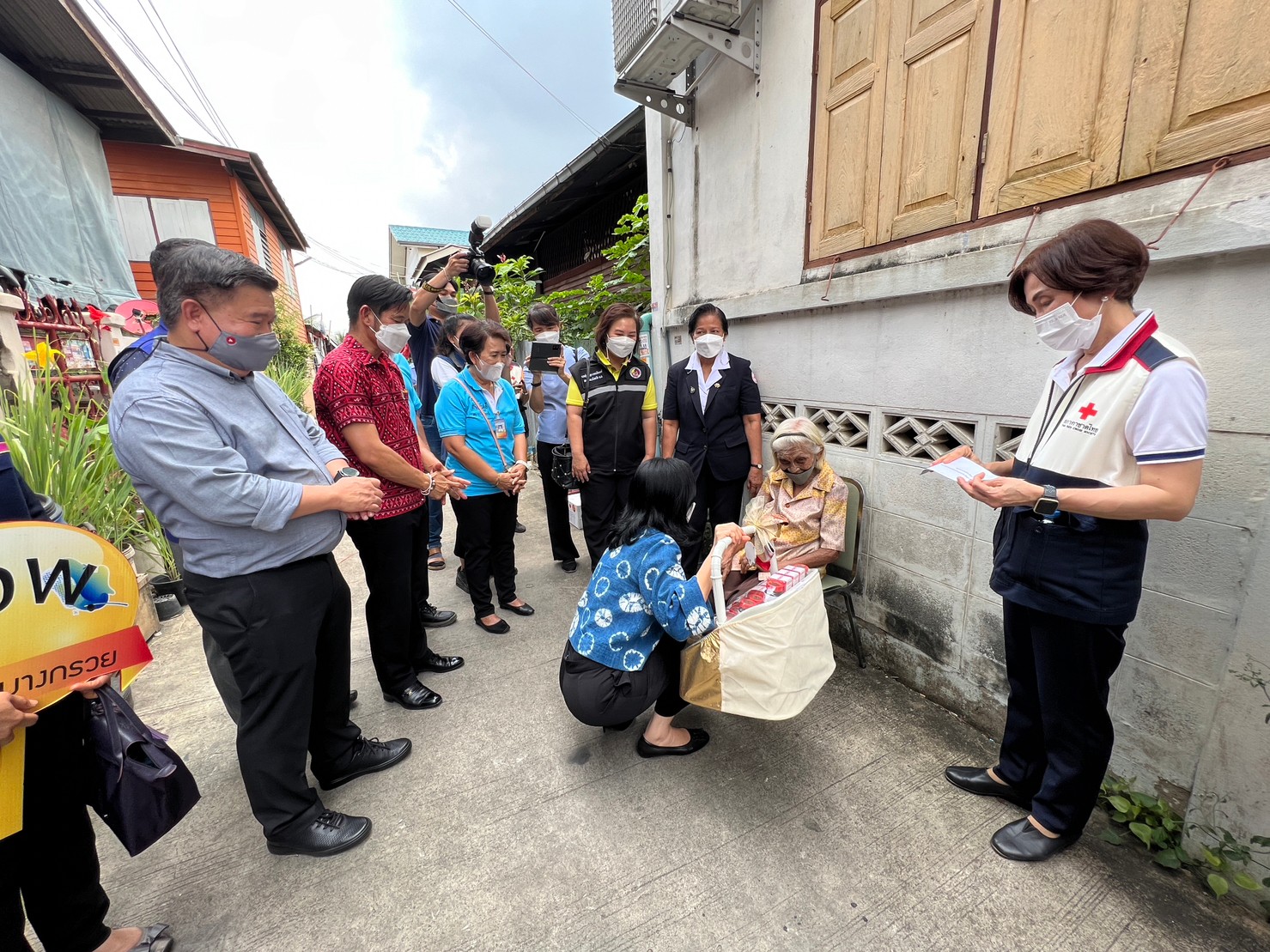 จังหวัดนนทบุรี ปูพรมลงพื้นที่ติดตามครัวเรือนตามการดำเนินงานขจัดความยากจนและพัฒนาคนทุกช่วงวัยอย่างยั่งยืนตามหลักปรัชญาของเศรษฐกิจพอเพียง พื้นที่อำเภอบางกรวย
