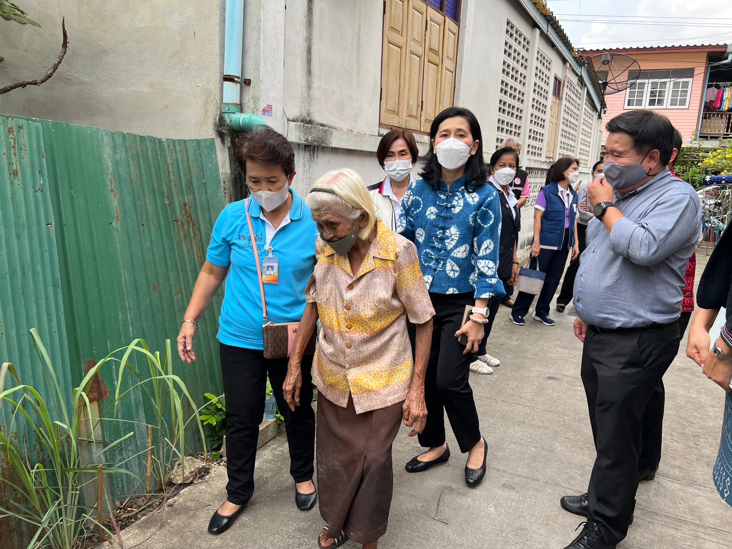 จังหวัดนนทบุรี ปูพรมลงพื้นที่ติดตามครัวเรือนตามการดำเนินงานขจัดความยากจนและพัฒนาคนทุกช่วงวัยอย่างยั่งยืนตามหลักปรัชญาของเศรษฐกิจพอเพียง พื้นที่อำเภอบางกรวย