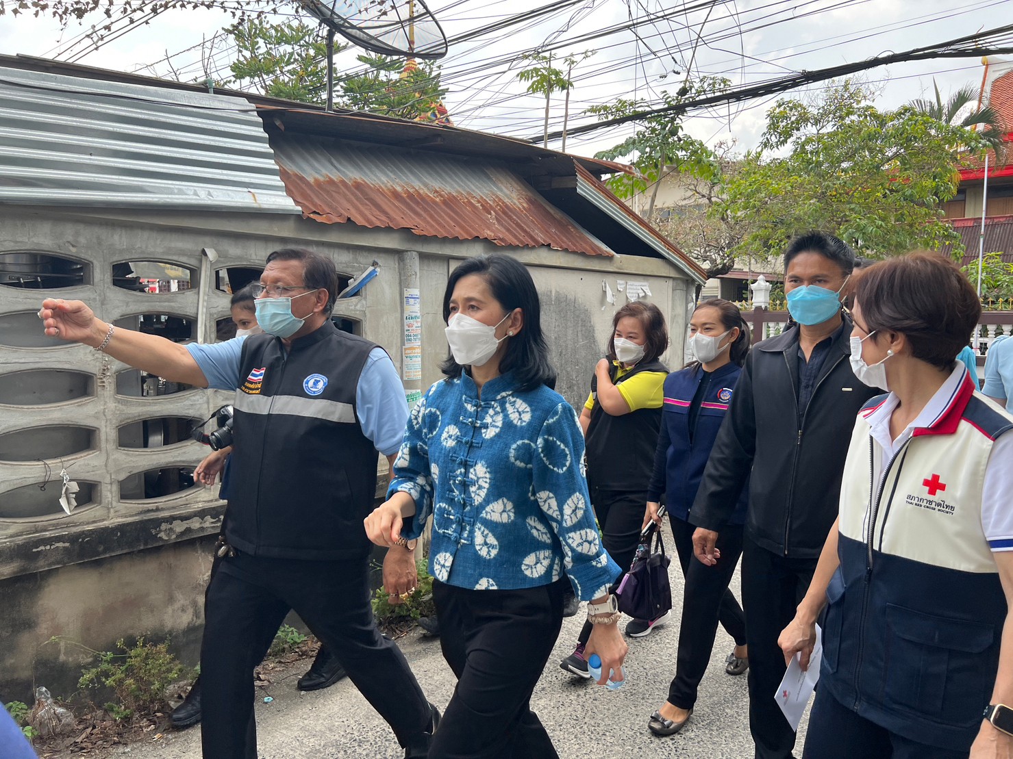 จังหวัดนนทบุรี ปูพรมลงพื้นที่ติดตามครัวเรือนตามการดำเนินงานขจัดความยากจนและพัฒนาคนทุกช่วงวัยอย่างยั่งยืนตามหลักปรัชญาของเศรษฐกิจพอเพียง พื้นที่อำเภอบางกรวย