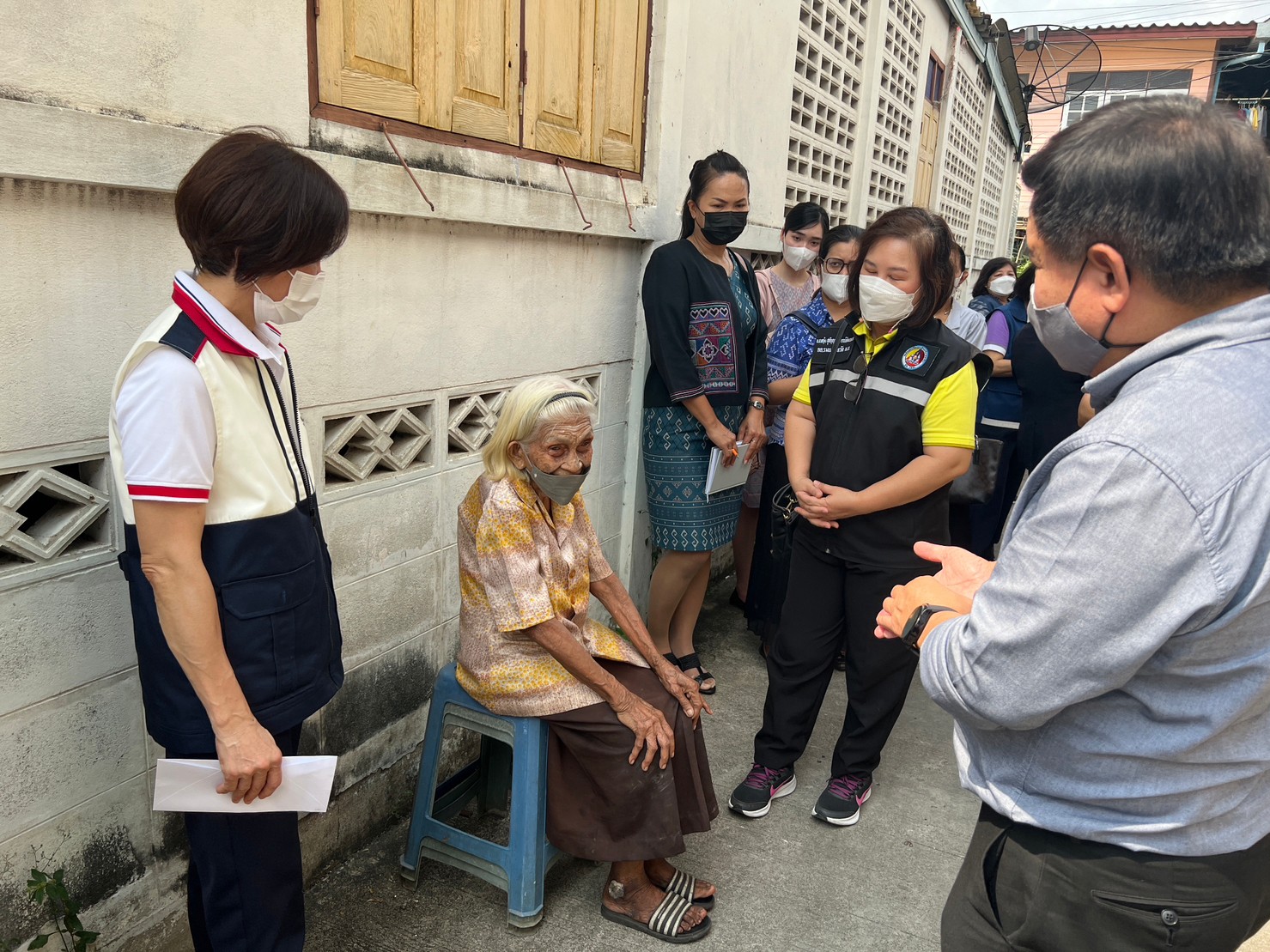 จังหวัดนนทบุรี ปูพรมลงพื้นที่ติดตามครัวเรือนตามการดำเนินงานขจัดความยากจนและพัฒนาคนทุกช่วงวัยอย่างยั่งยืนตามหลักปรัชญาของเศรษฐกิจพอเพียง พื้นที่อำเภอบางกรวย