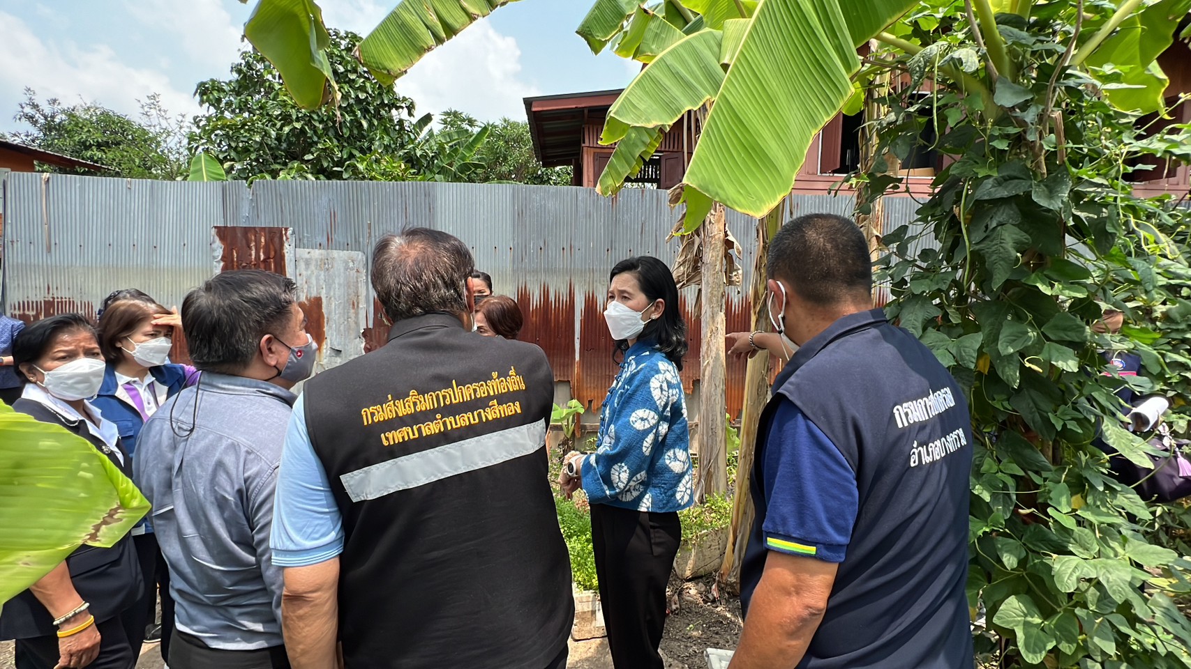 จังหวัดนนทบุรี ปูพรมลงพื้นที่ติดตามครัวเรือนตามการดำเนินงานขจัดความยากจนและพัฒนาคนทุกช่วงวัยอย่างยั่งยืนตามหลักปรัชญาของเศรษฐกิจพอเพียง พื้นที่อำเภอบางกรวย
