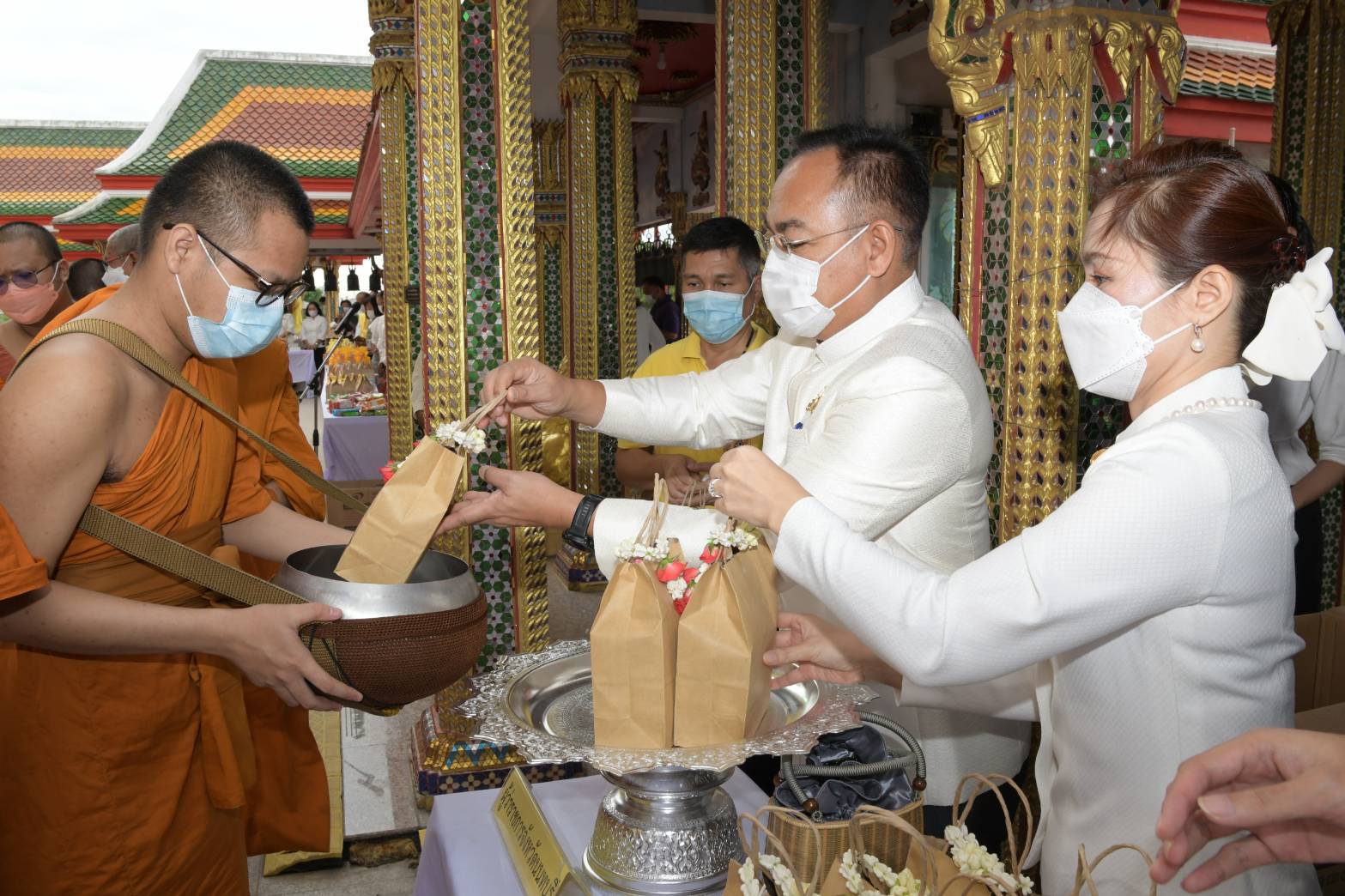 พจ.นนทบุรี ร่วมพิธีทำบุญตักบาตรถวายพระกุศลสมเด็จพระอริยวงศาคตญาณ สมเด็จพระสังฆราช สกลมหาสังฆปริณายก
