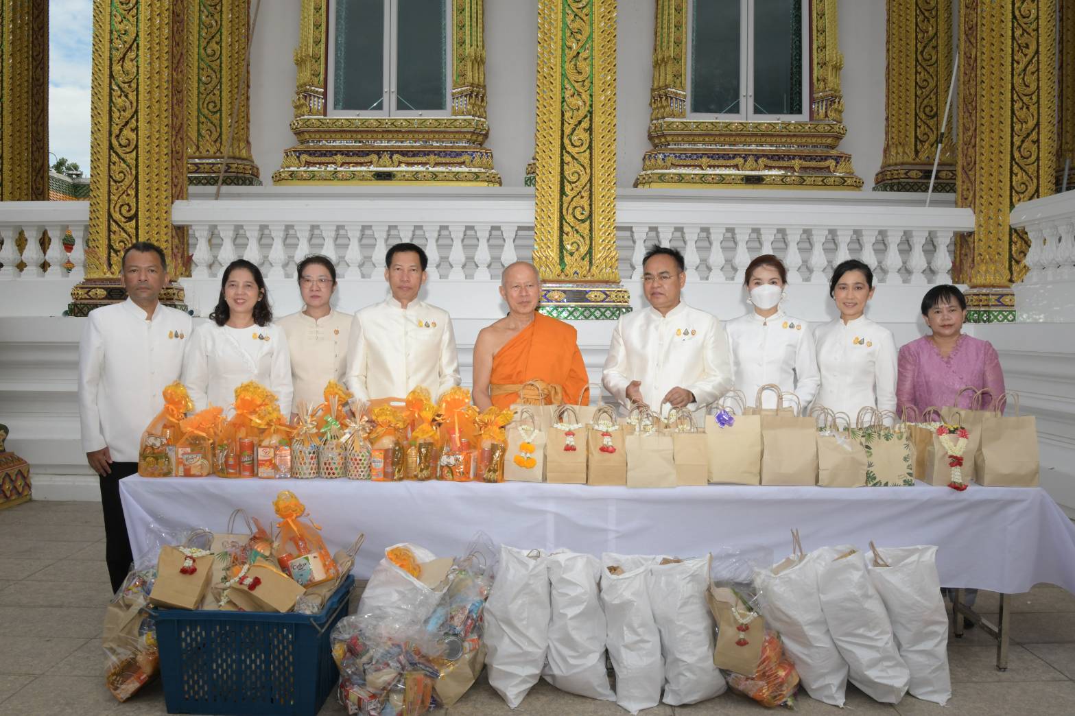 เจ้าคณะจังหวัดนนทบุรี มอบเครื่องอุปโภคบริโภคแก่จังหวัดนนทบุรี เพื่อส่งมอบต่อให้ครัวเรือนยากจนเป้าหมาย ตามการดำเนินงานขจัดความยากจนและพัฒนาคนทุกช่วงวัยอย่างยั่งยืนตามหลักปรัชญาของเศรษฐกิจพอเพียง