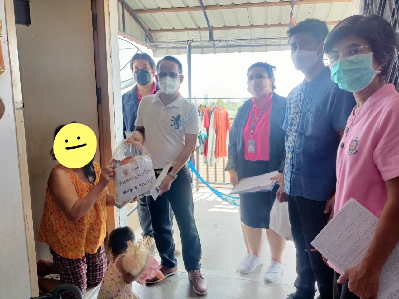 เจ้าคณะจังหวัดนนทบุรี มอบเครื่องอุปโภคบริโภคแก่จังหวัดนนทบุรี เพื่อส่งมอบต่อให้ครัวเรือนยากจนเป้าหมาย ตามการดำเนินงานขจัดความยากจนและพัฒนาคนทุกช่วงวัยอย่างยั่งยืนตามหลักปรัชญาของเศรษฐกิจพอเพียง