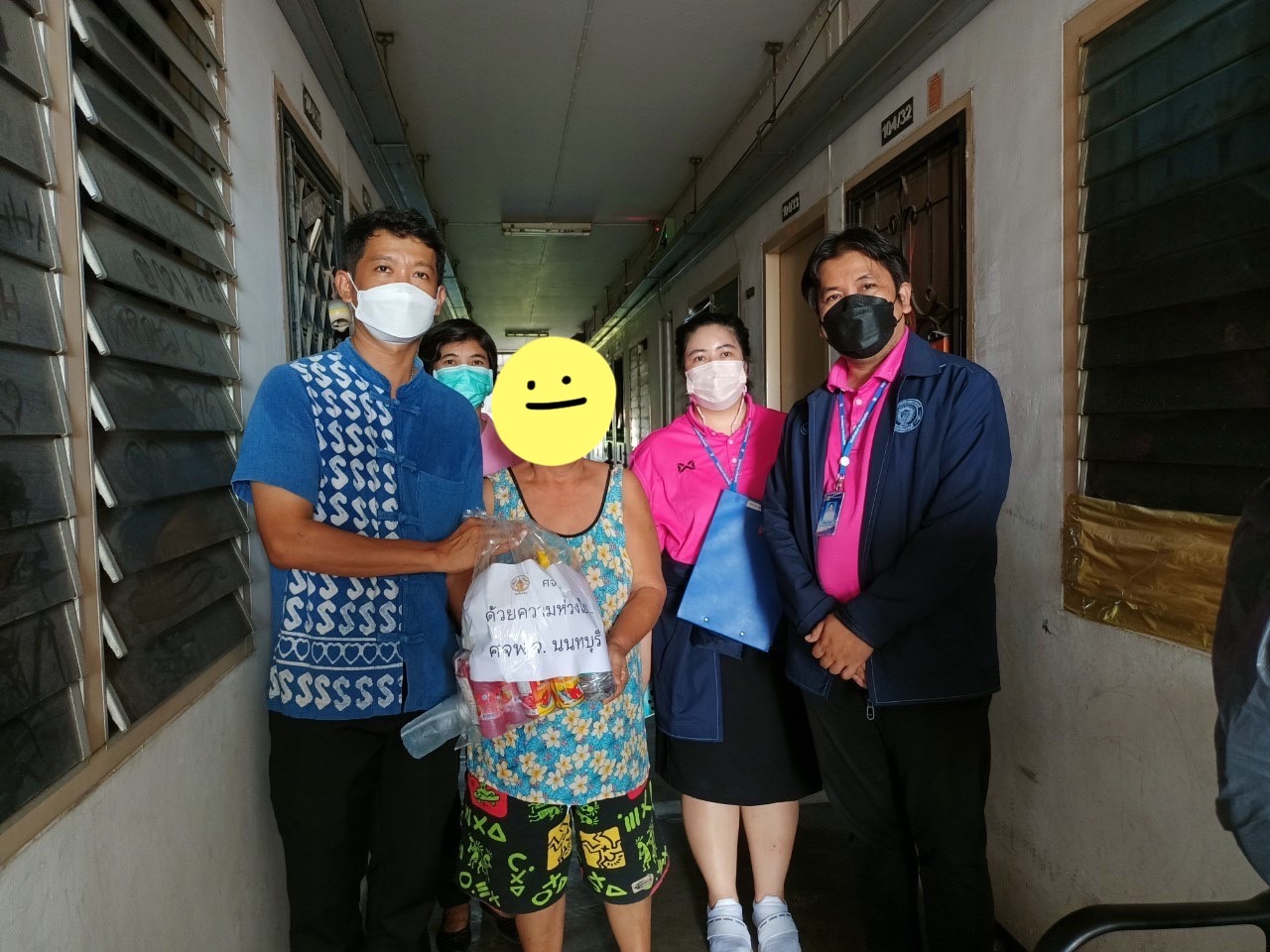 เจ้าคณะจังหวัดนนทบุรี มอบเครื่องอุปโภคบริโภคแก่จังหวัดนนทบุรี เพื่อส่งมอบต่อให้ครัวเรือนยากจนเป้าหมาย ตามการดำเนินงานขจัดความยากจนและพัฒนาคนทุกช่วงวัยอย่างยั่งยืนตามหลักปรัชญาของเศรษฐกิจพอเพียง