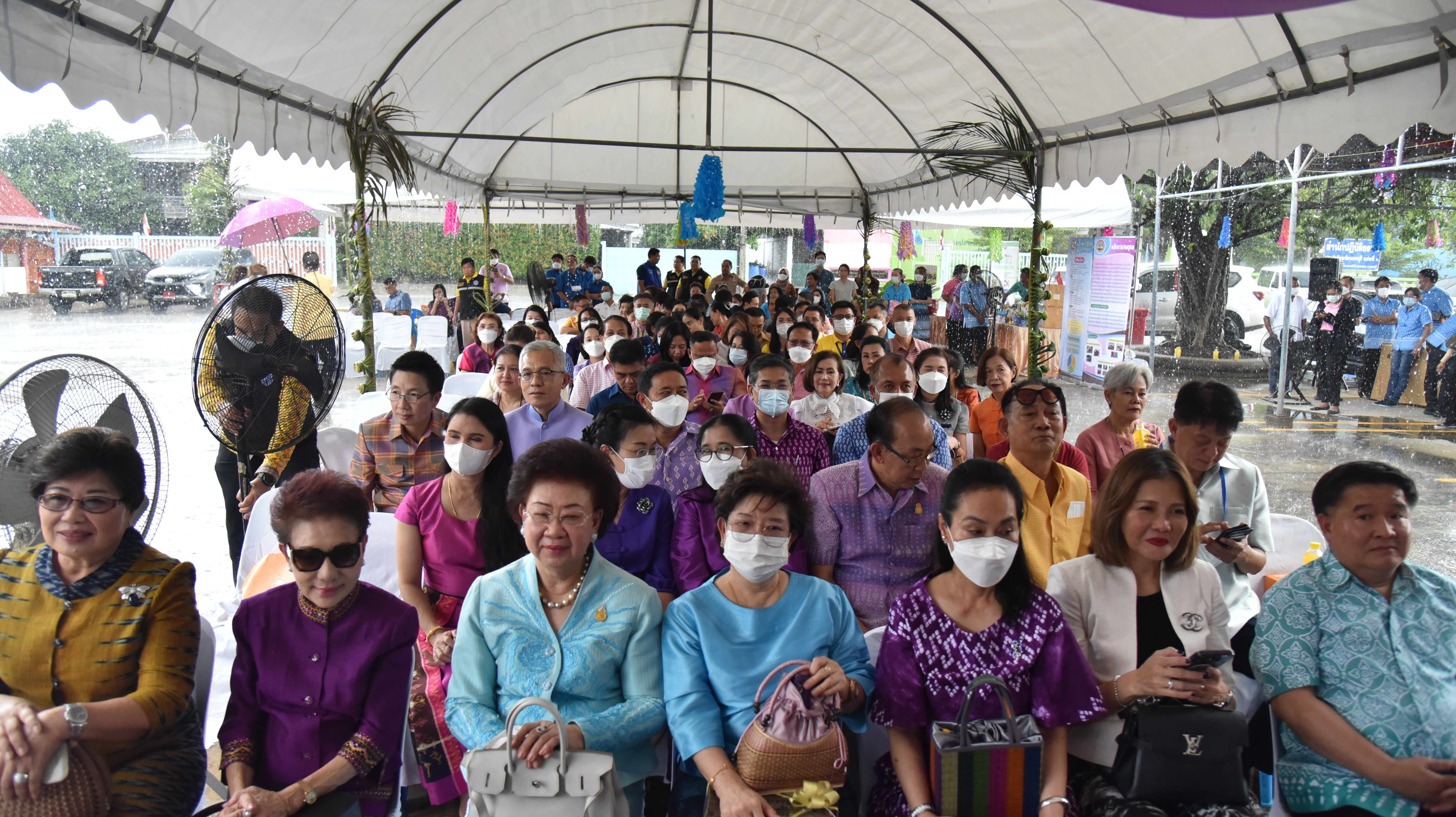 จังหวัดนนทบุรี เปิดศูนย์ทอผ้า มุ่งส่งเสริมการทอผ้าลายอัตลักษณ์จังหวัด “ลายวิจิตรนนทรี” สืบสานงานทอผ้า ต่อยอดภูมิปัญญา สร้างอาชีพสู่ชุมชน