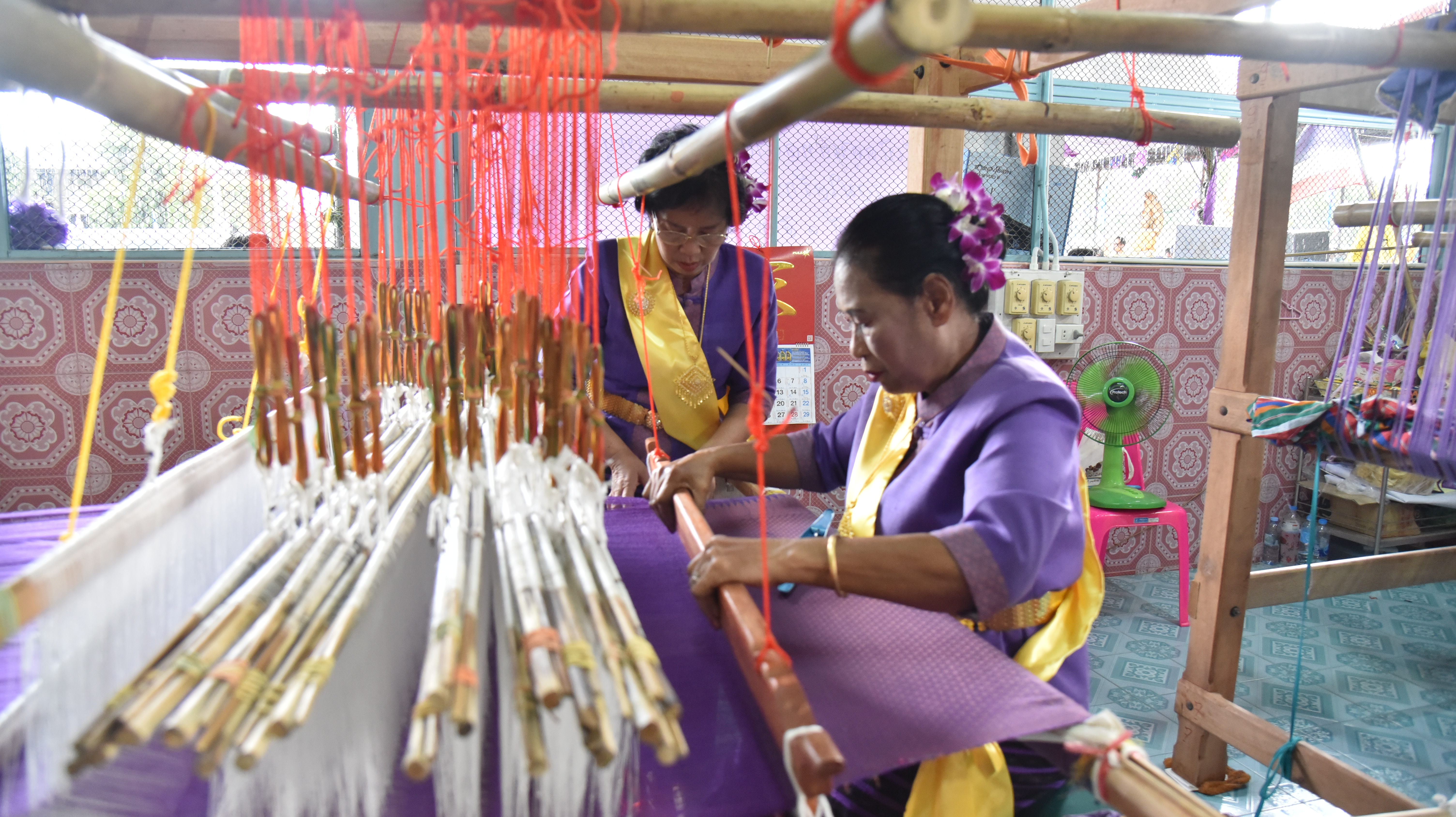 จังหวัดนนทบุรี เปิดศูนย์ทอผ้า มุ่งส่งเสริมการทอผ้าลายอัตลักษณ์จังหวัด “ลายวิจิตรนนทรี” สืบสานงานทอผ้า ต่อยอดภูมิปัญญา สร้างอาชีพสู่ชุมชน