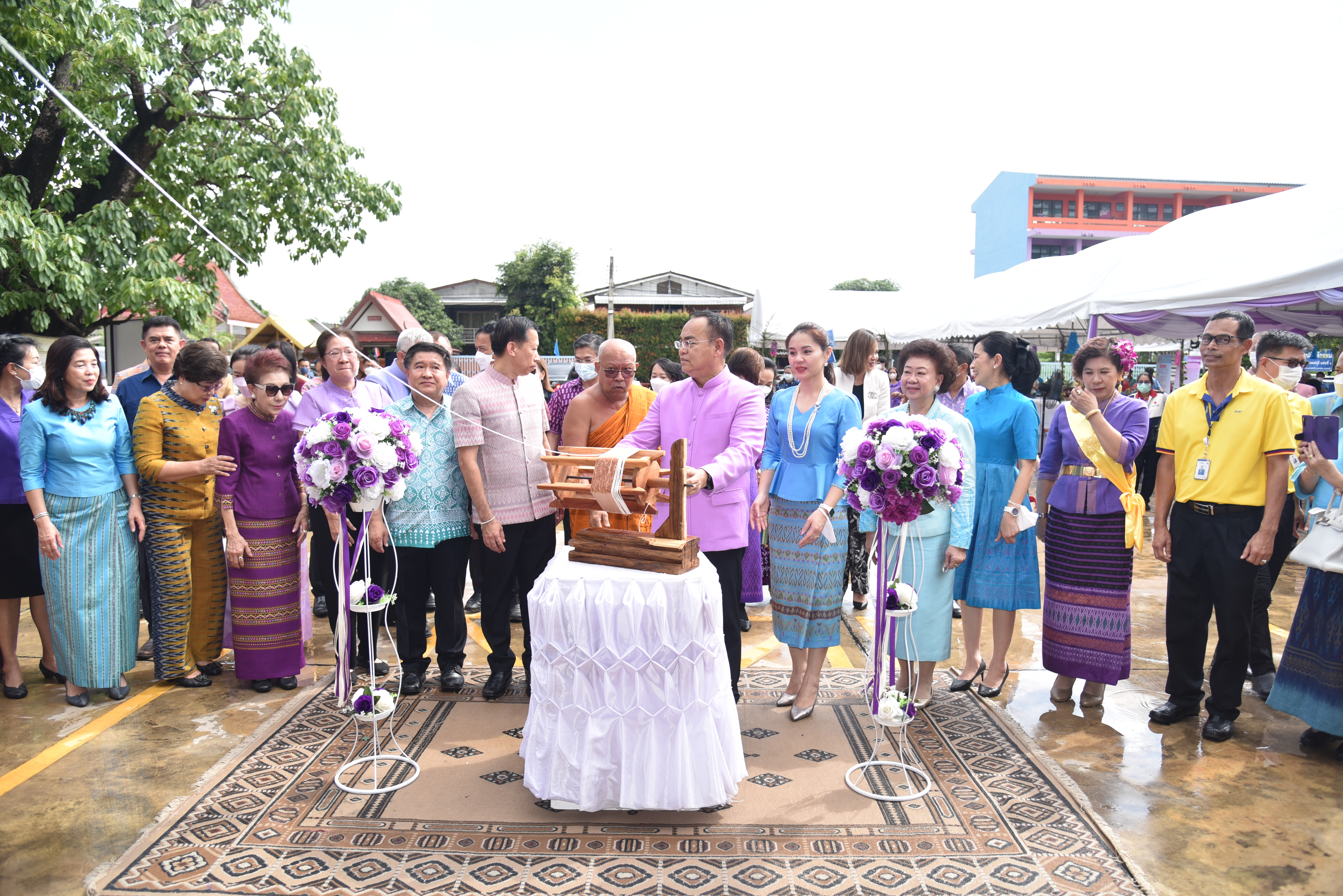 จังหวัดนนทบุรี เปิดศูนย์ทอผ้า มุ่งส่งเสริมการทอผ้าลายอัตลักษณ์จังหวัด “ลายวิจิตรนนทรี” สืบสานงานทอผ้า ต่อยอดภูมิปัญญา สร้างอาชีพสู่ชุมชน