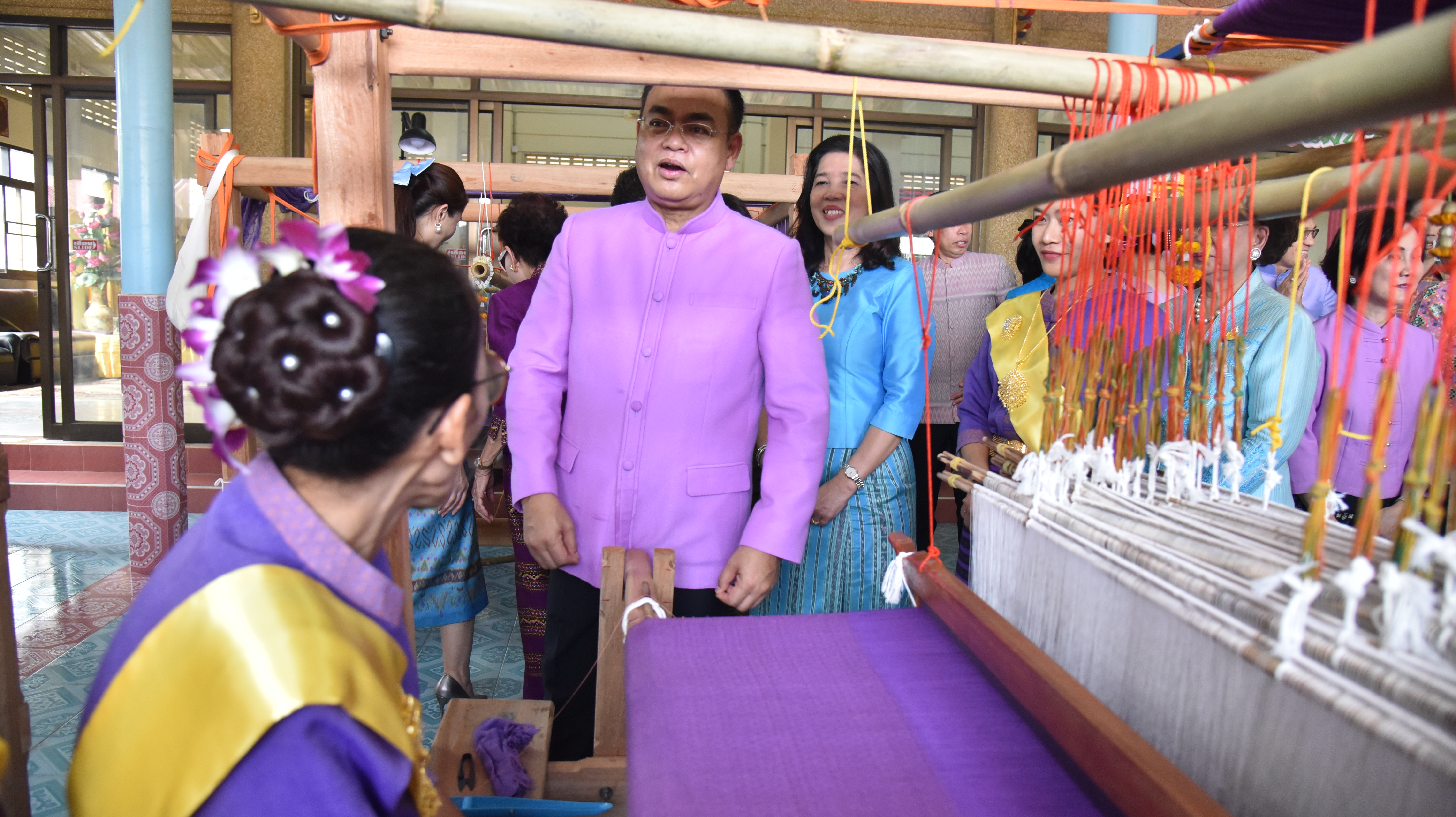 จังหวัดนนทบุรี เปิดศูนย์ทอผ้า มุ่งส่งเสริมการทอผ้าลายอัตลักษณ์จังหวัด “ลายวิจิตรนนทรี” สืบสานงานทอผ้า ต่อยอดภูมิปัญญา สร้างอาชีพสู่ชุมชน