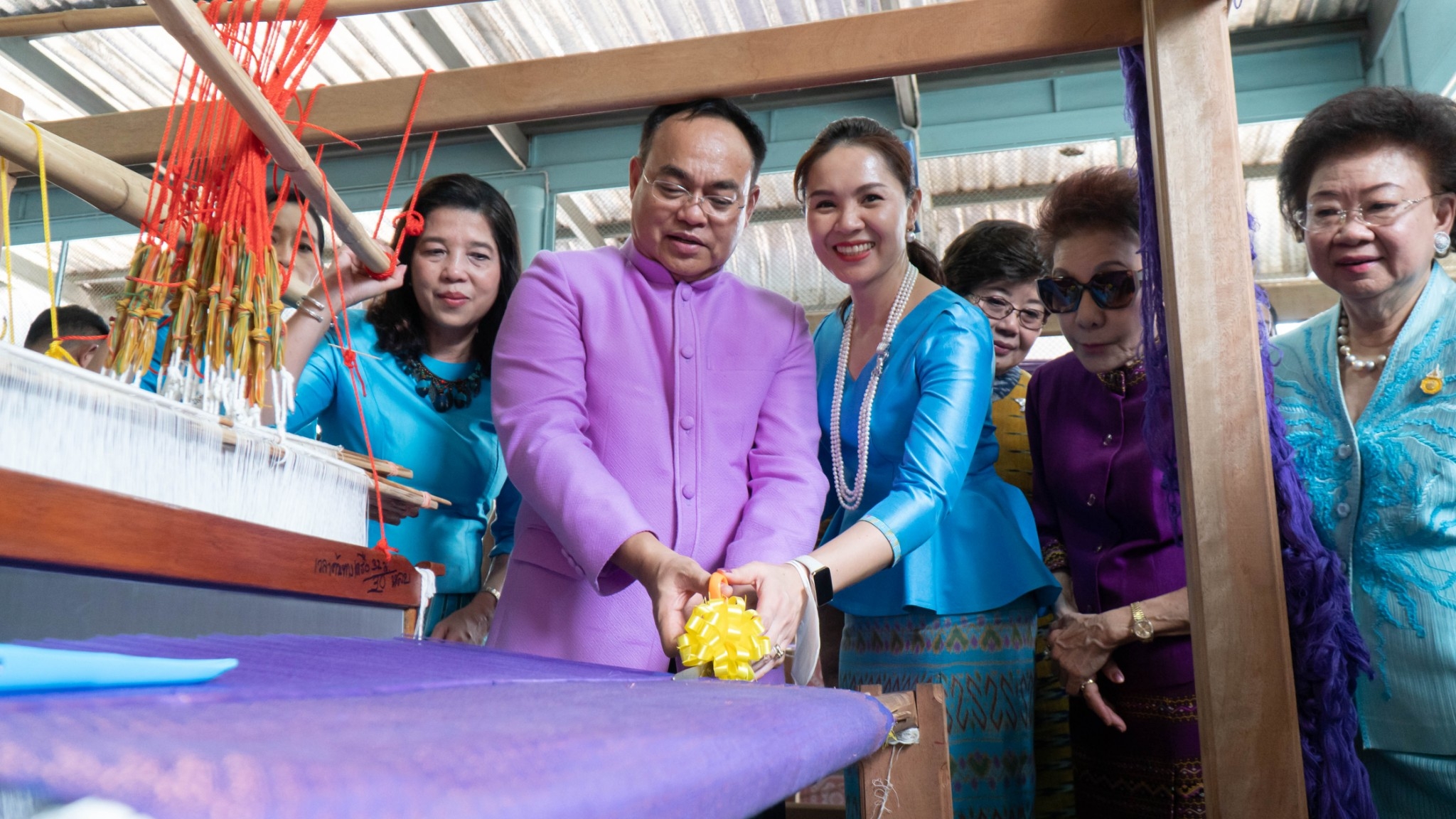 จังหวัดนนทบุรี เปิดศูนย์ทอผ้า มุ่งส่งเสริมการทอผ้าลายอัตลักษณ์จังหวัด “ลายวิจิตรนนทรี” สืบสานงานทอผ้า ต่อยอดภูมิปัญญา สร้างอาชีพสู่ชุมชน