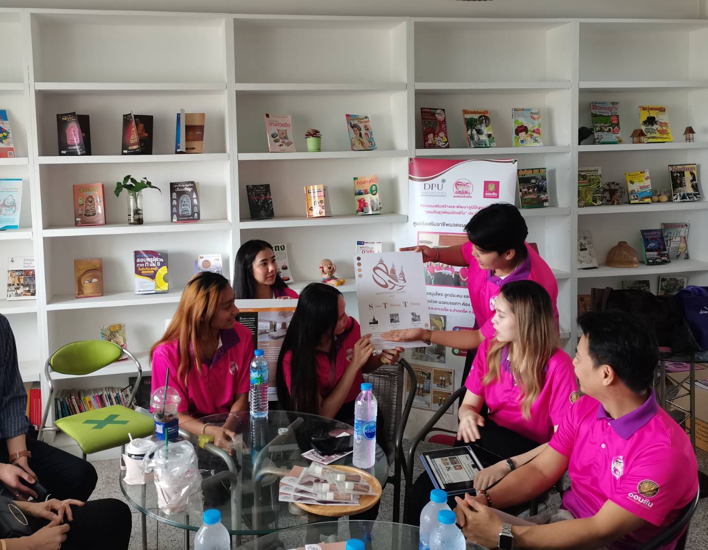 พช.นนท์ จับมือ ม.ธุรกิจบัณฑิตย์ ยกระดับผลิตภัณฑ์ OTOP สินค้าชุมชน เพื่อพัฒนาศักยภาพกลุ่มอาชีพศูนย์ส่งเสริมอาชีพนวดแผนไทยวัดเสาธงทอง